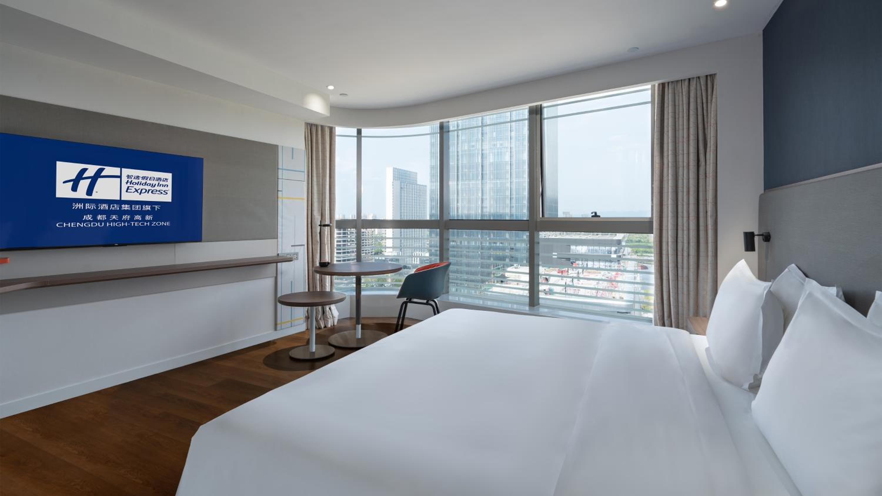 Standard King Room with City View - Photo 4