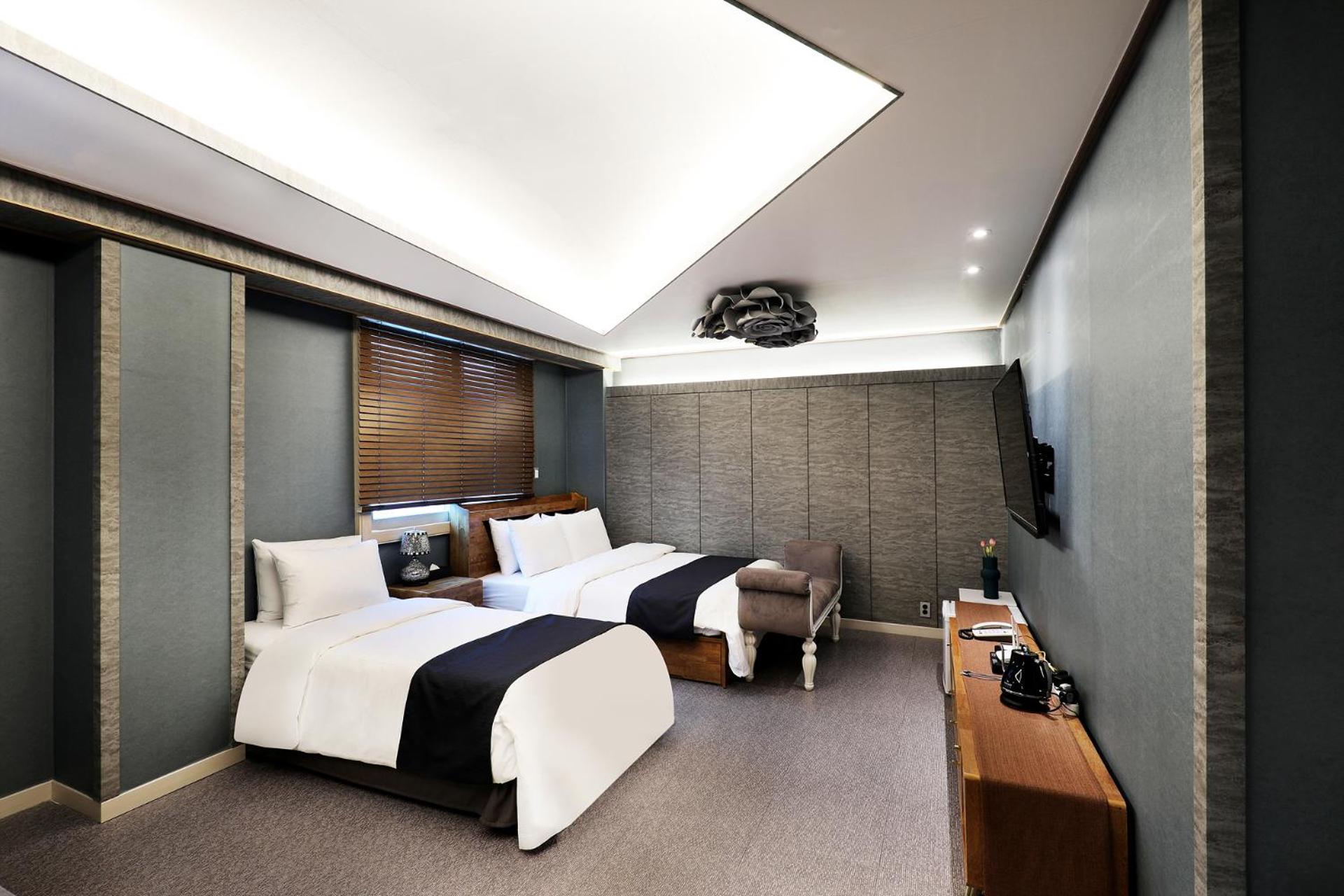 Suite - Photo 1