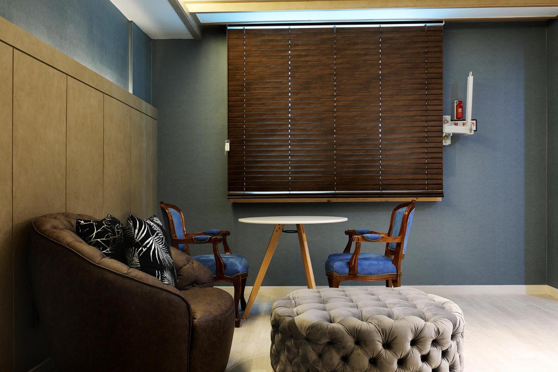 Family Room - Photo 3