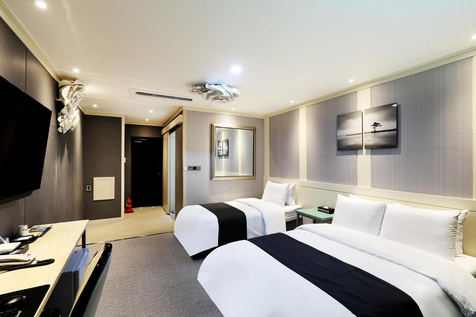 Double or Twin Room - Photo 5