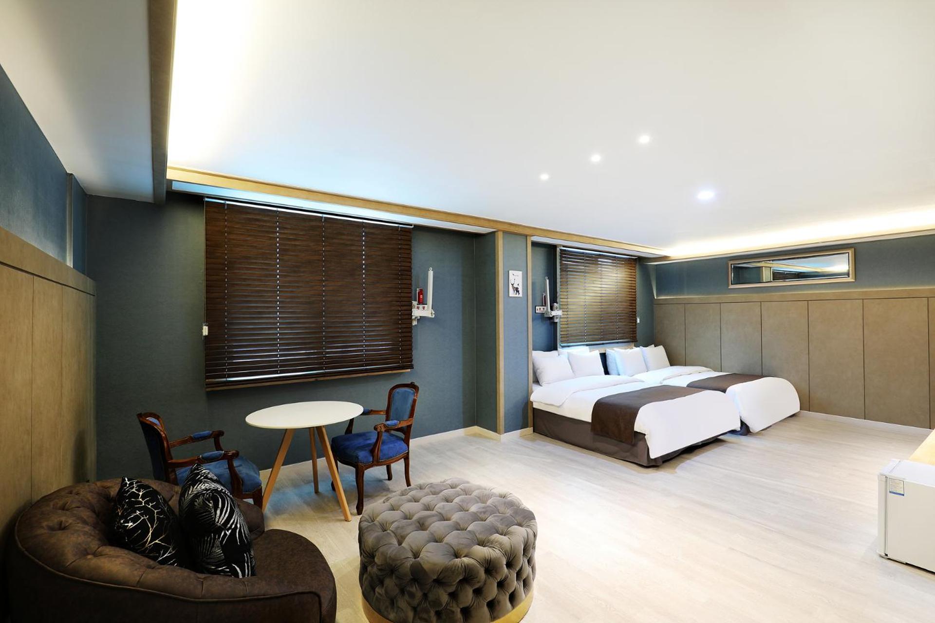 Family Room - Photo 7