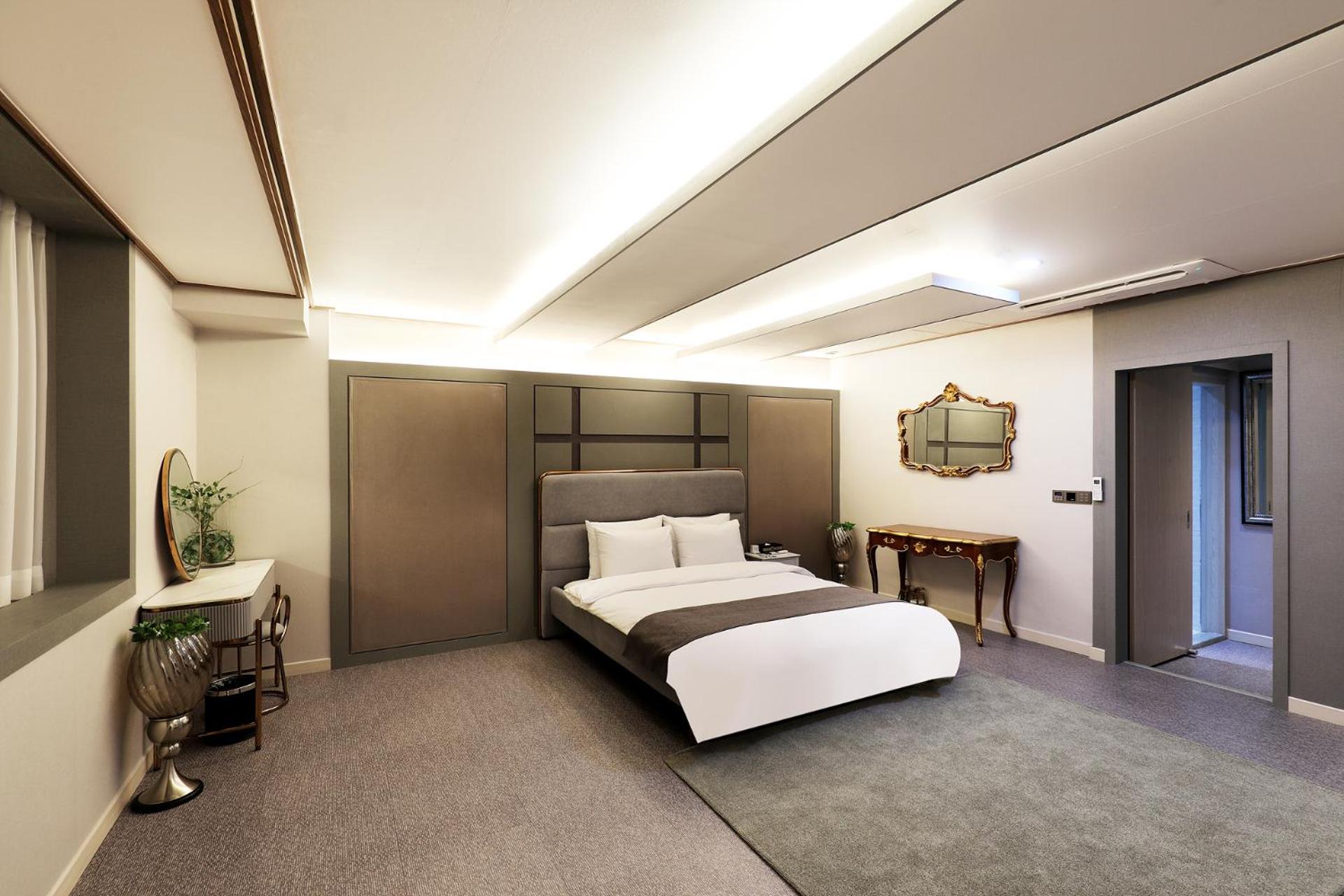 King Suite - Photo 3