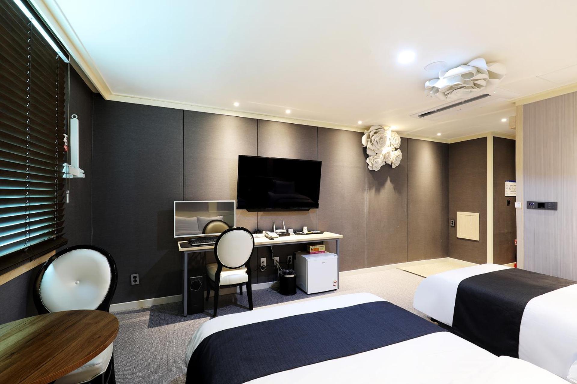 Double or Twin Room - Photo 3