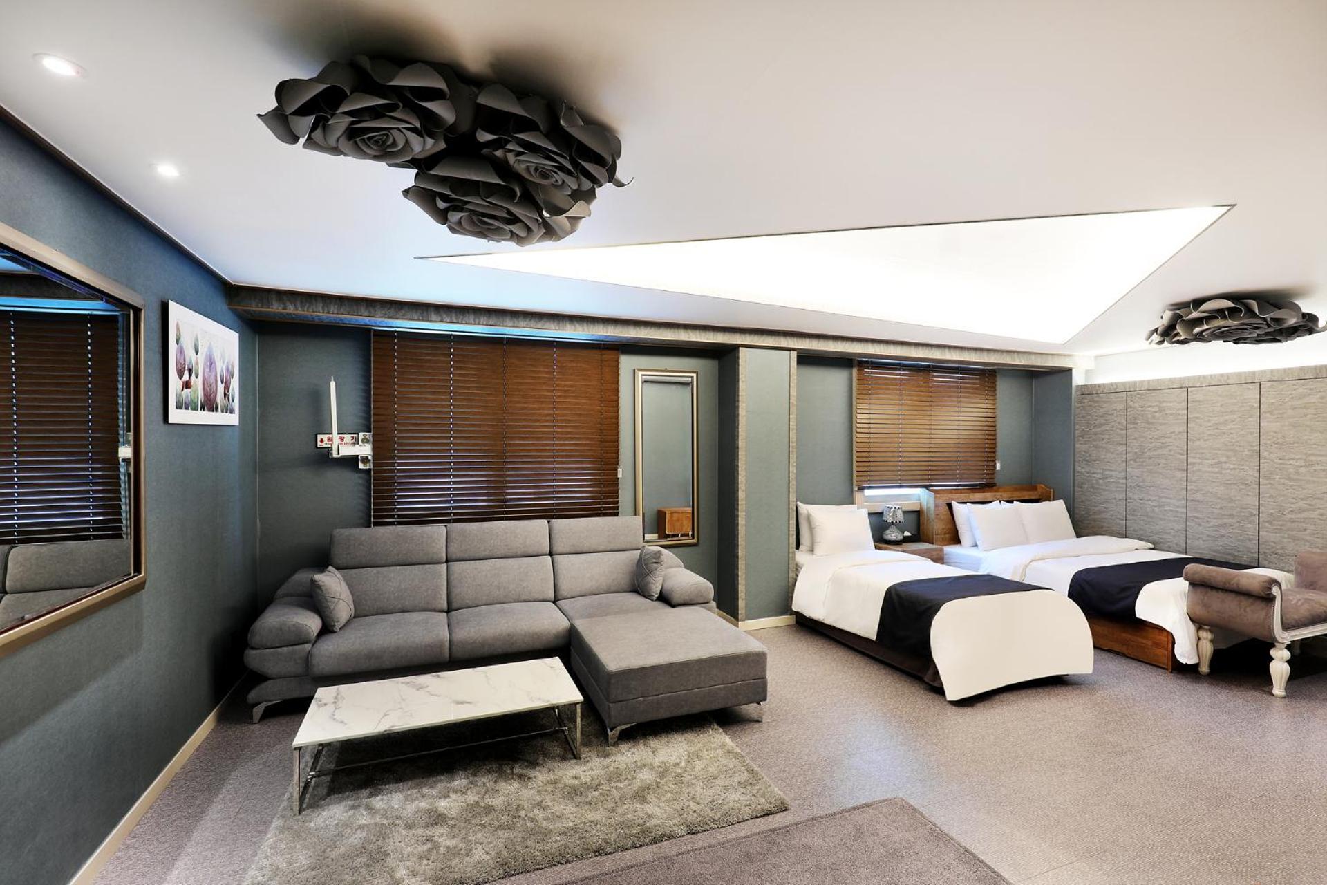 Suite - Photo 9