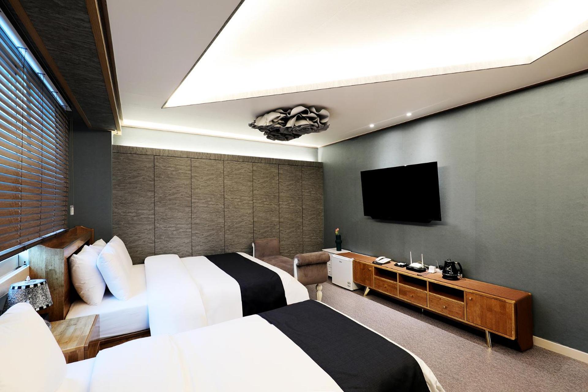 Suite - Photo 10