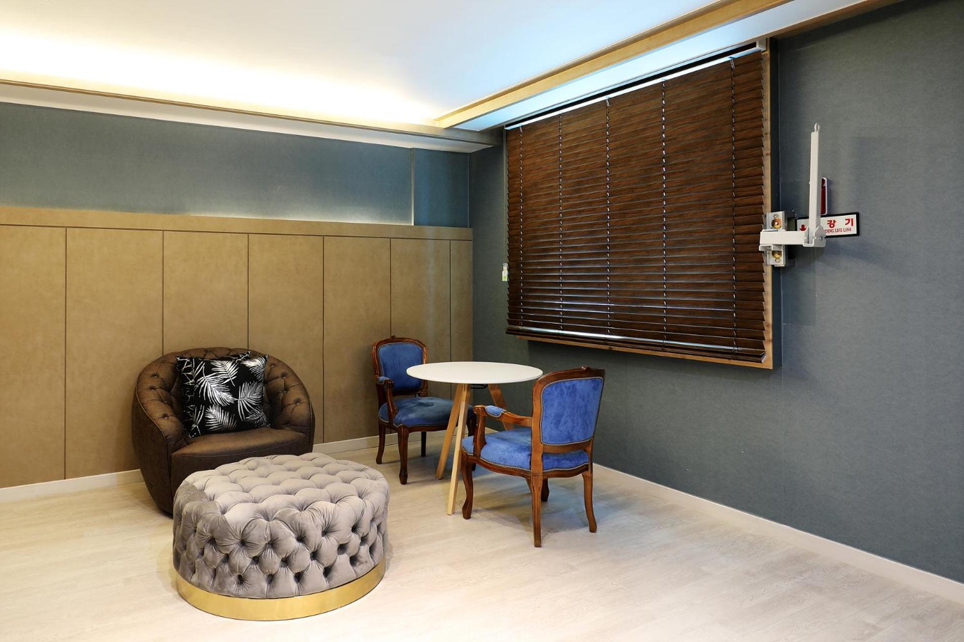 Family Room - Photo 2