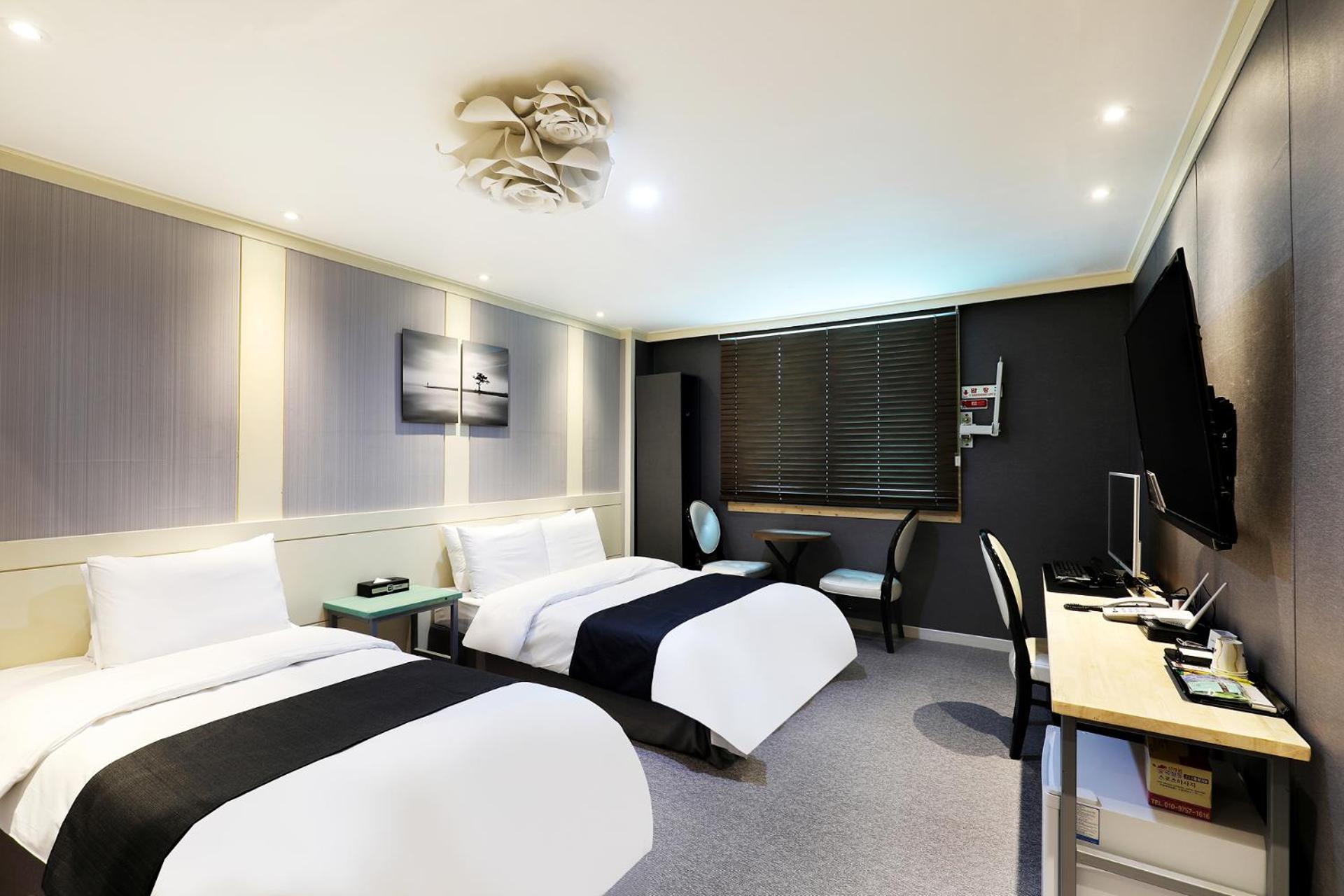 Double or Twin Room - Photo 9