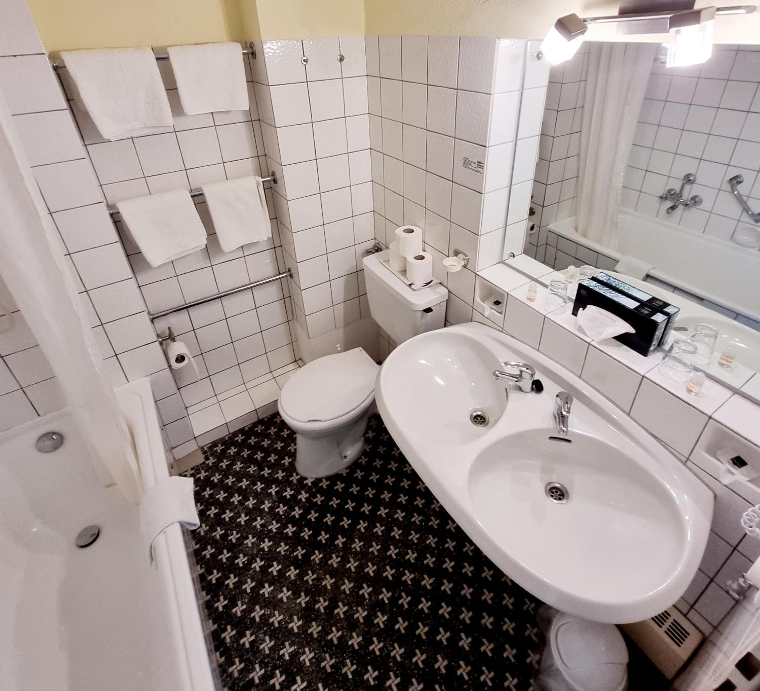 Budget Double Room - Photo 3