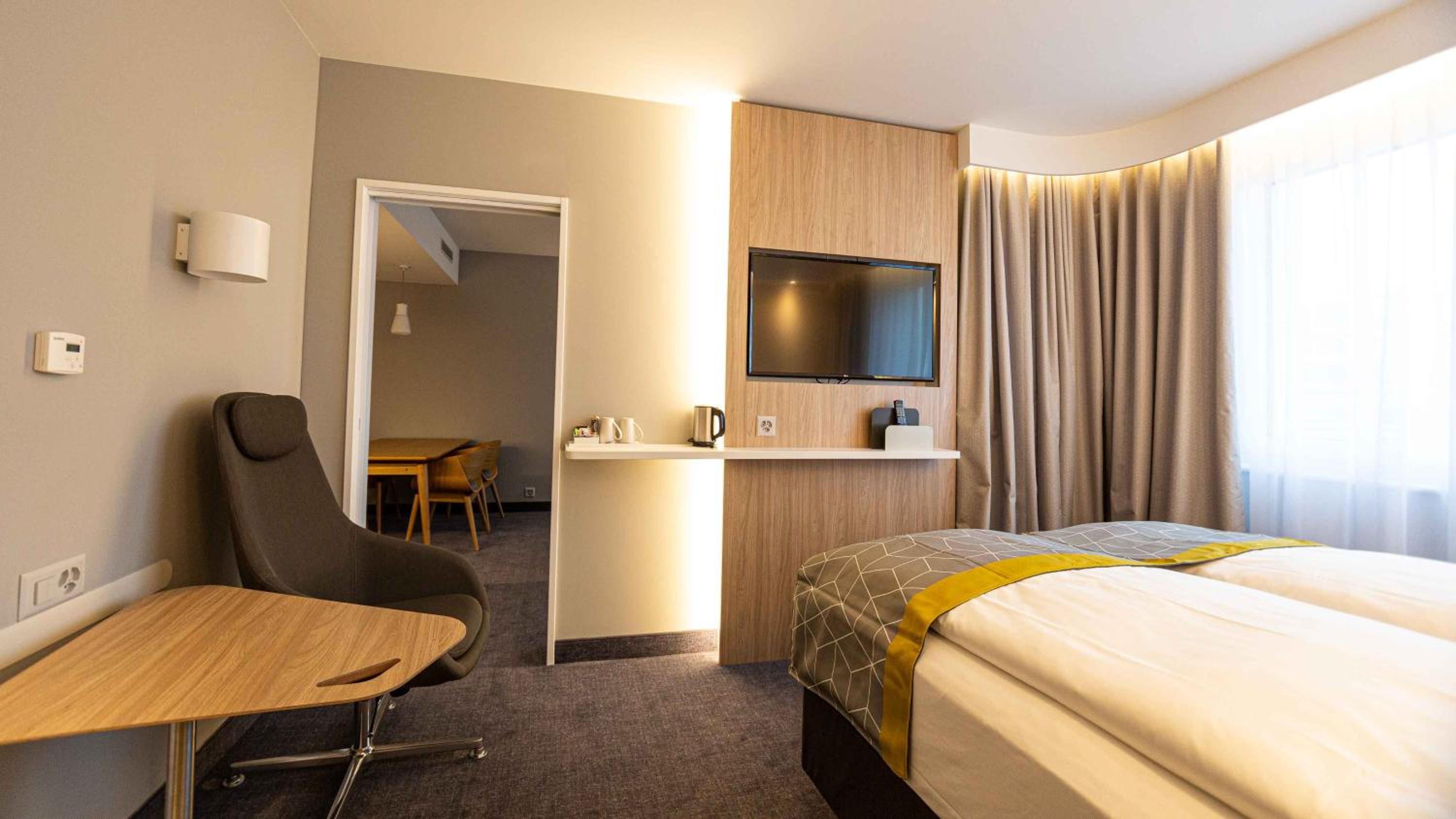 Queen Suite with Sofa Bed - Photo 5