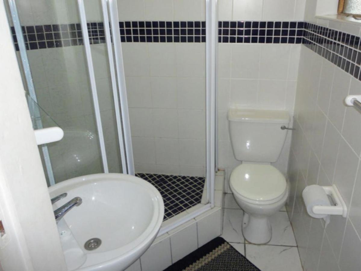 Four-Bedroom House - Photo 9