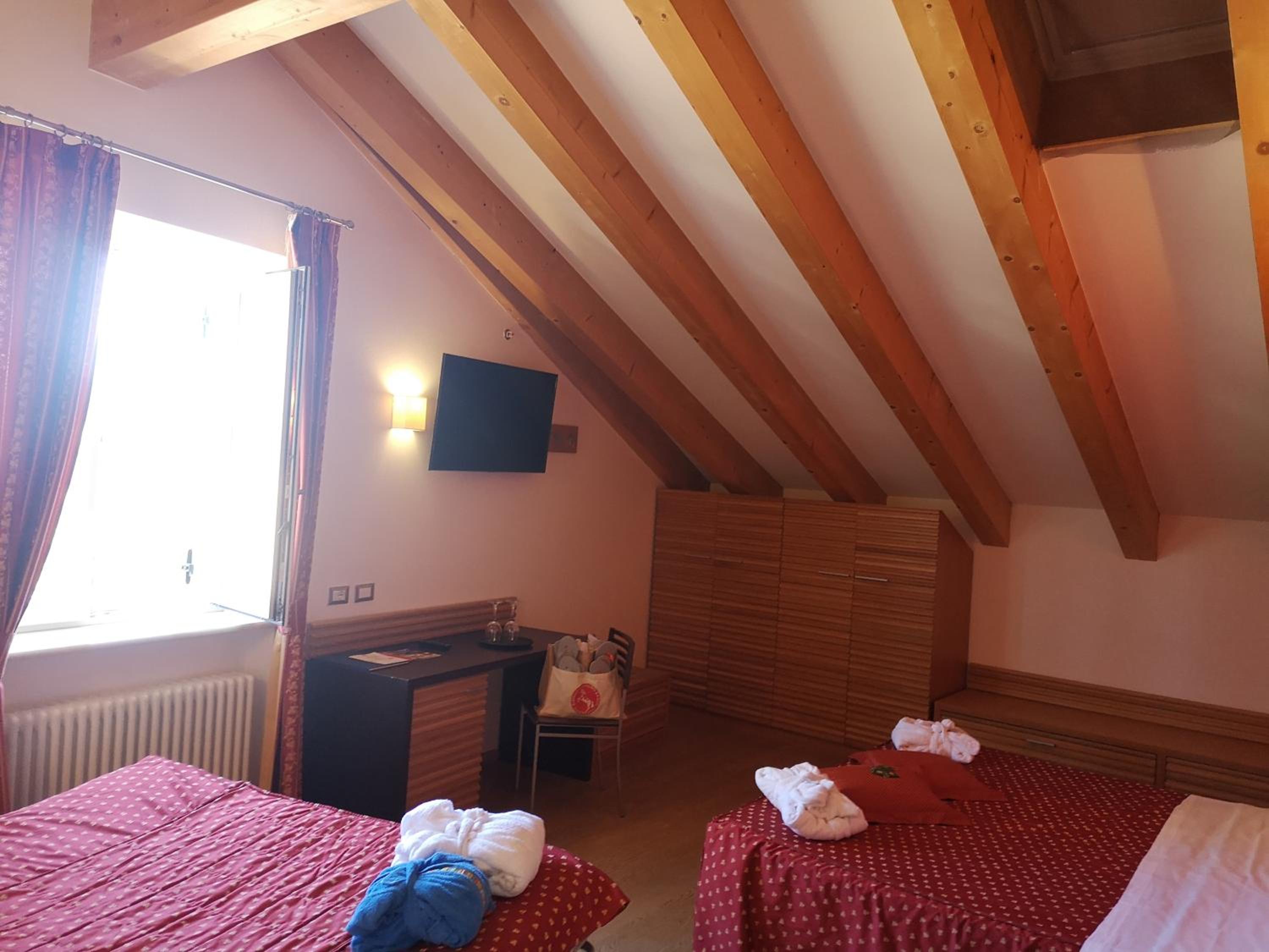 Quadruple Room with Mountain View photo 3