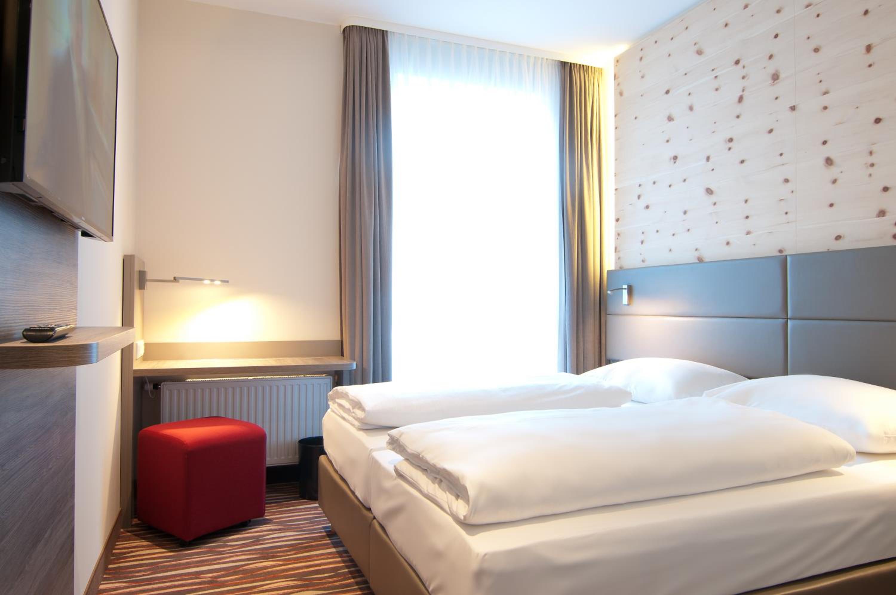 Comfort Double or Twin Room with Air Conditioning photo 2