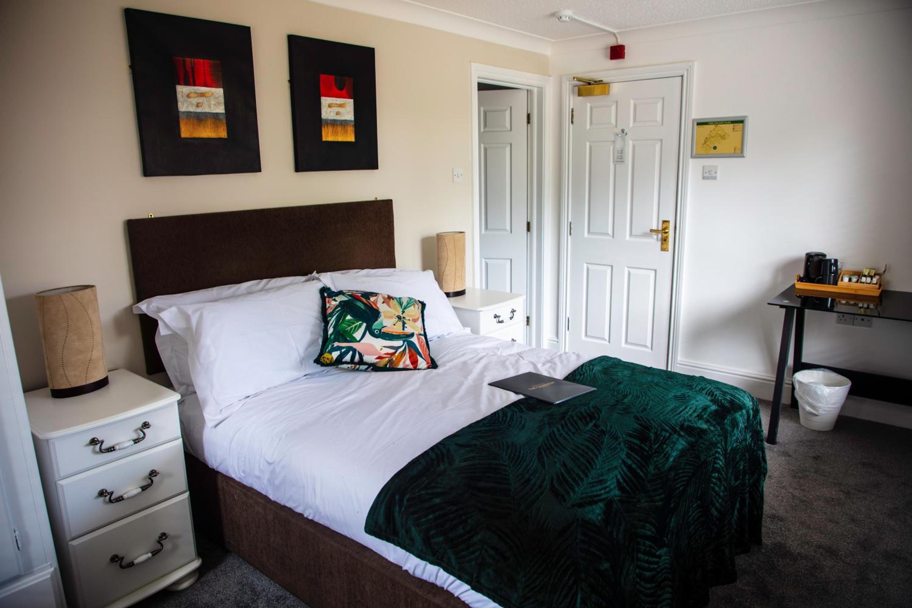 Standard Double Room - Photo 8