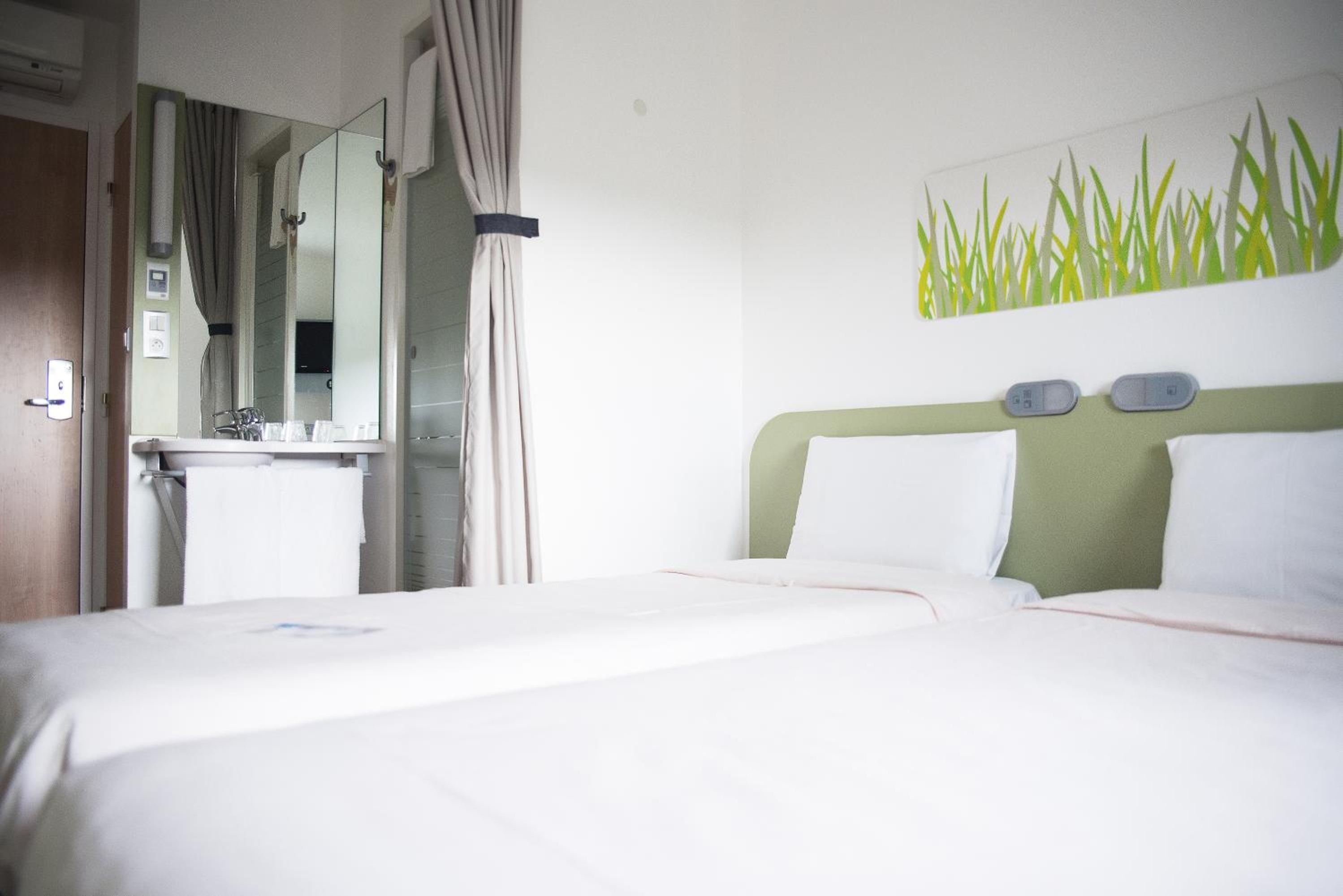 Twin Room - Photo 2