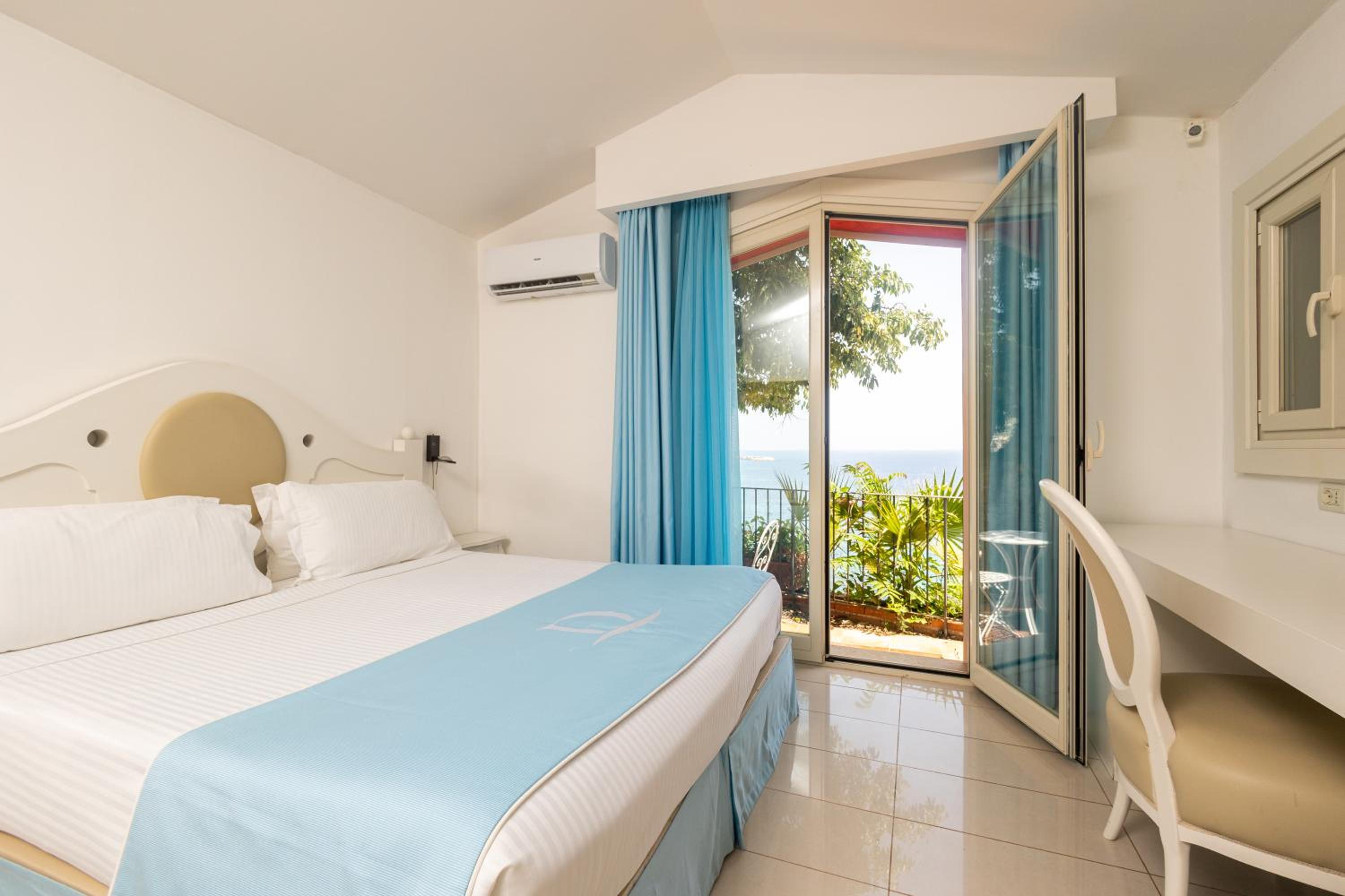 Villa with Sea View - Photo 1