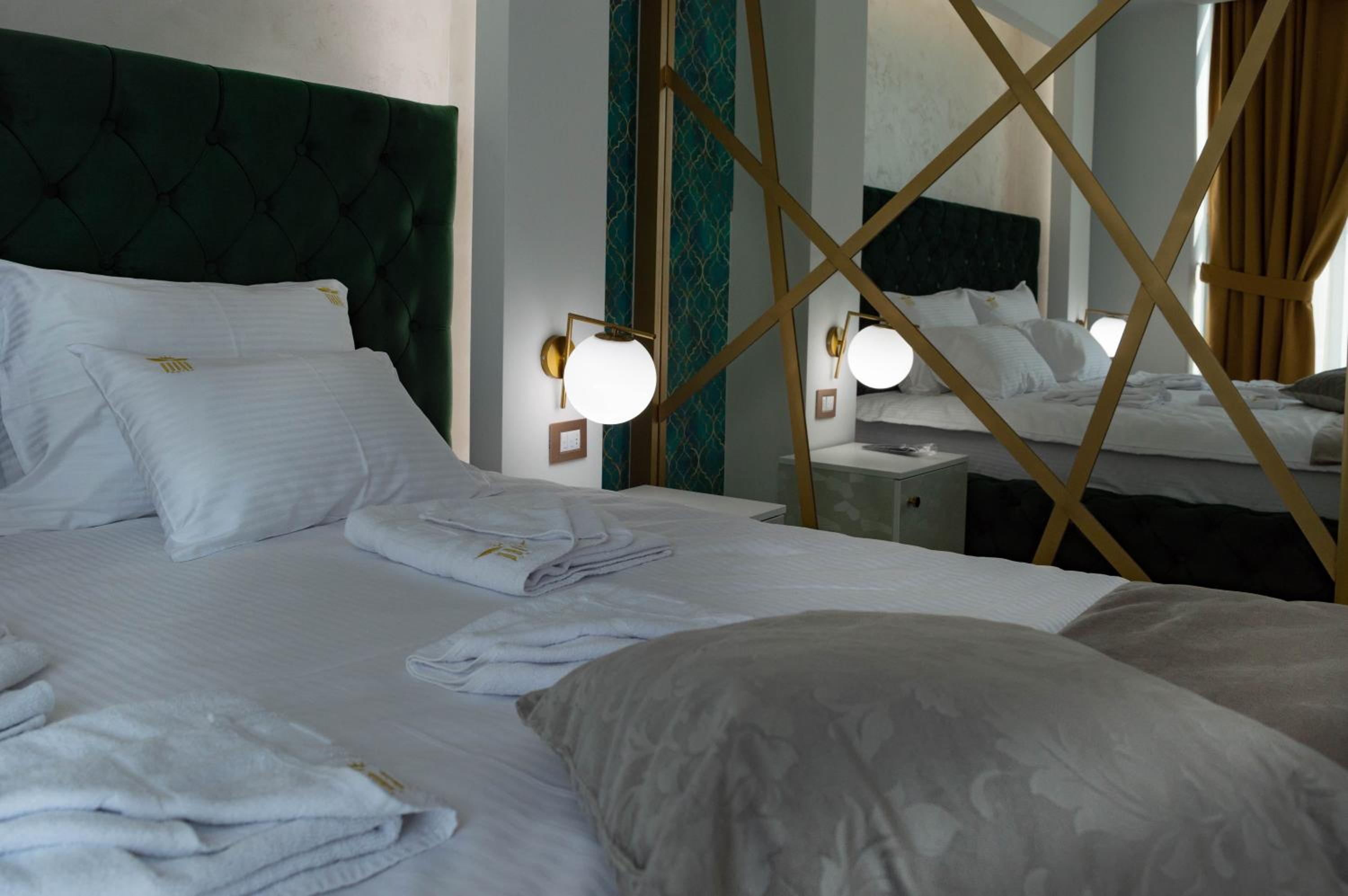 Deluxe Double Room - Photo 9
