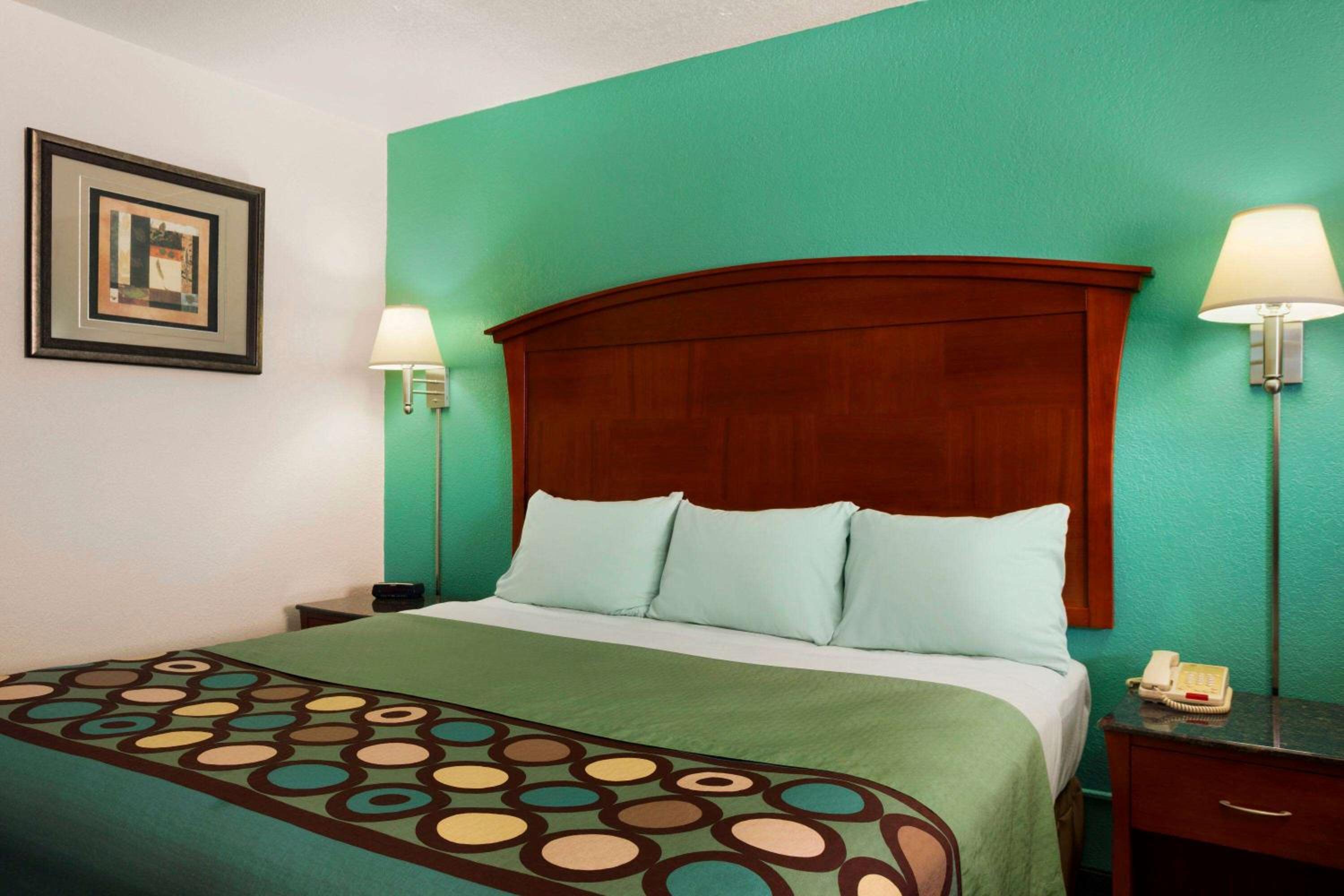 King Room - Non-Smoking - Photo 3