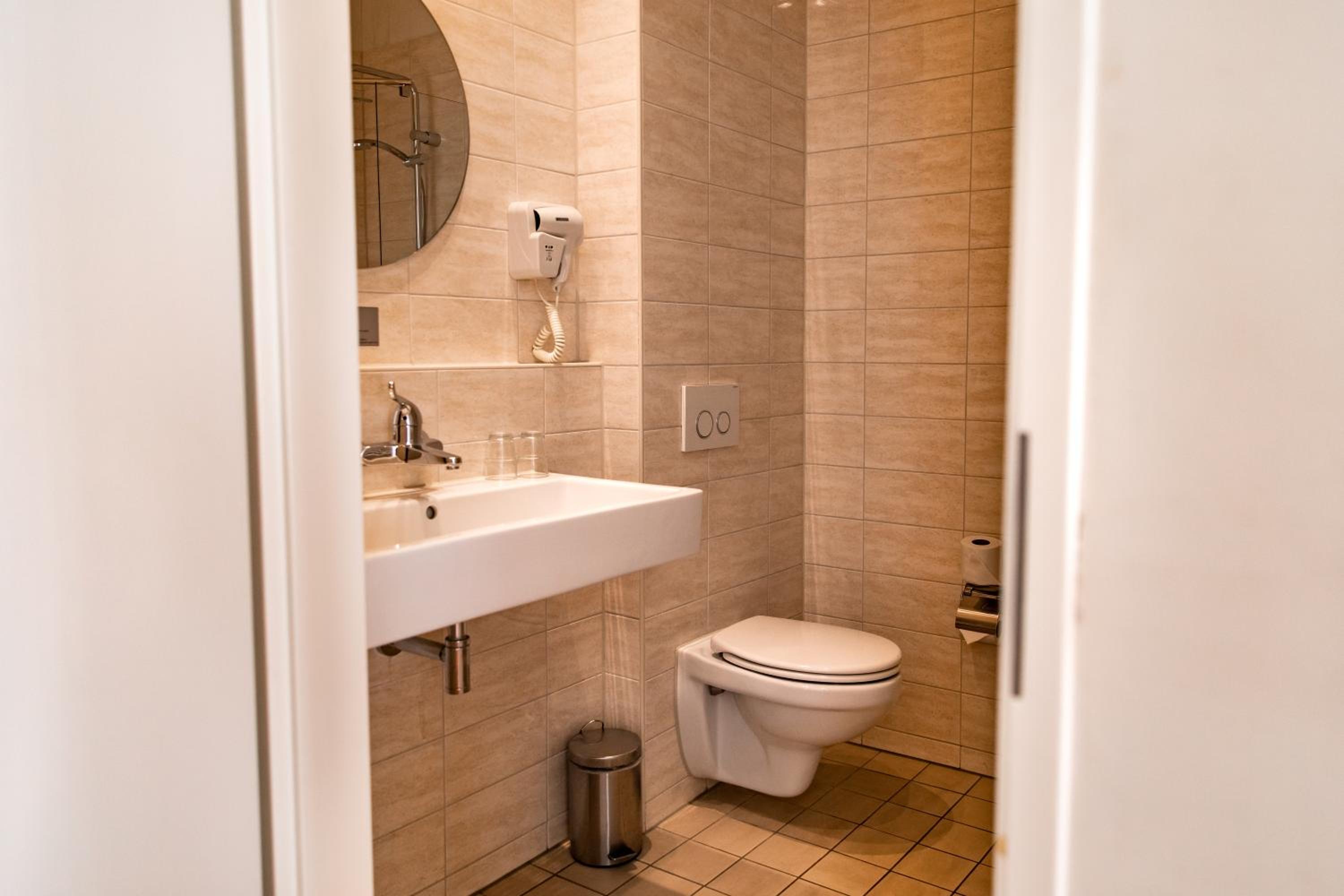Comfort Room - Photo 2
