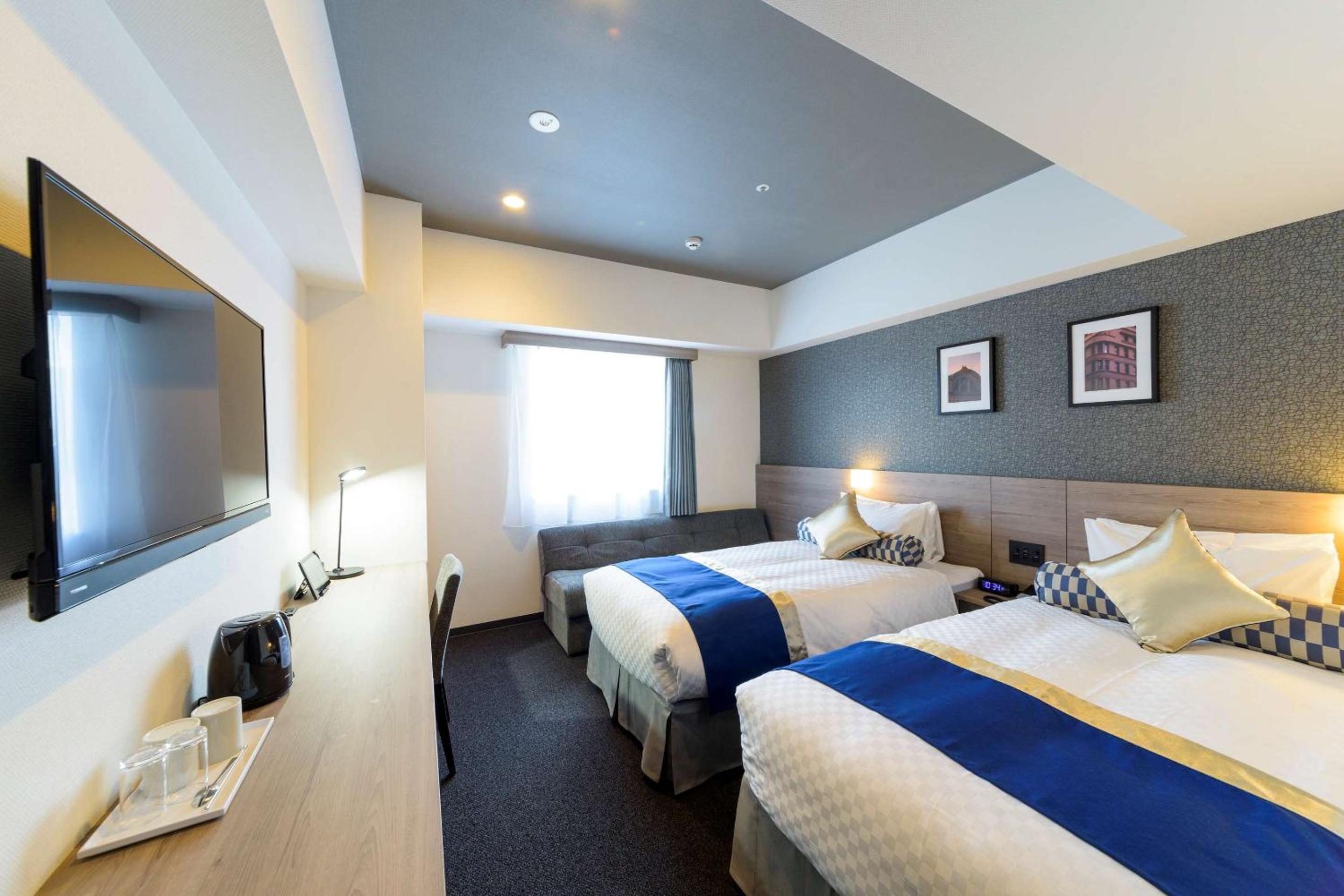 Superior Twin Room with Sofa Bed - Non-Smoking