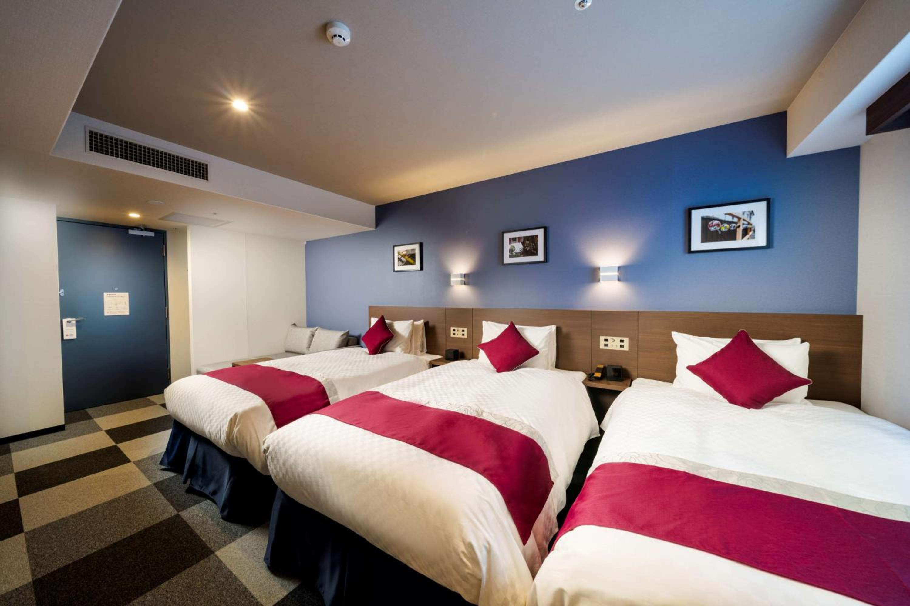 Triple Room with Three Single Beds photo 2