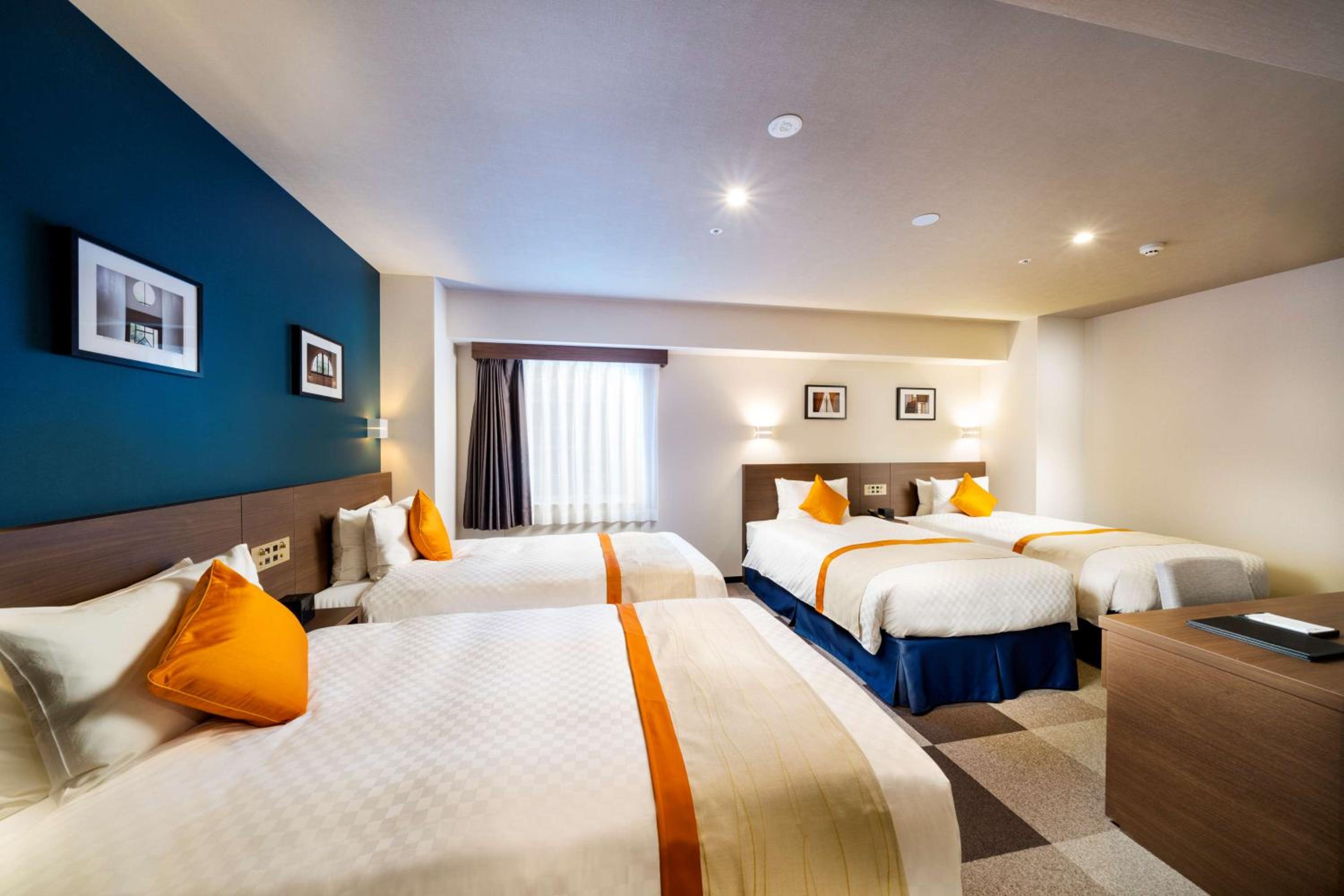 Quadruple Room with four single beds photo 1