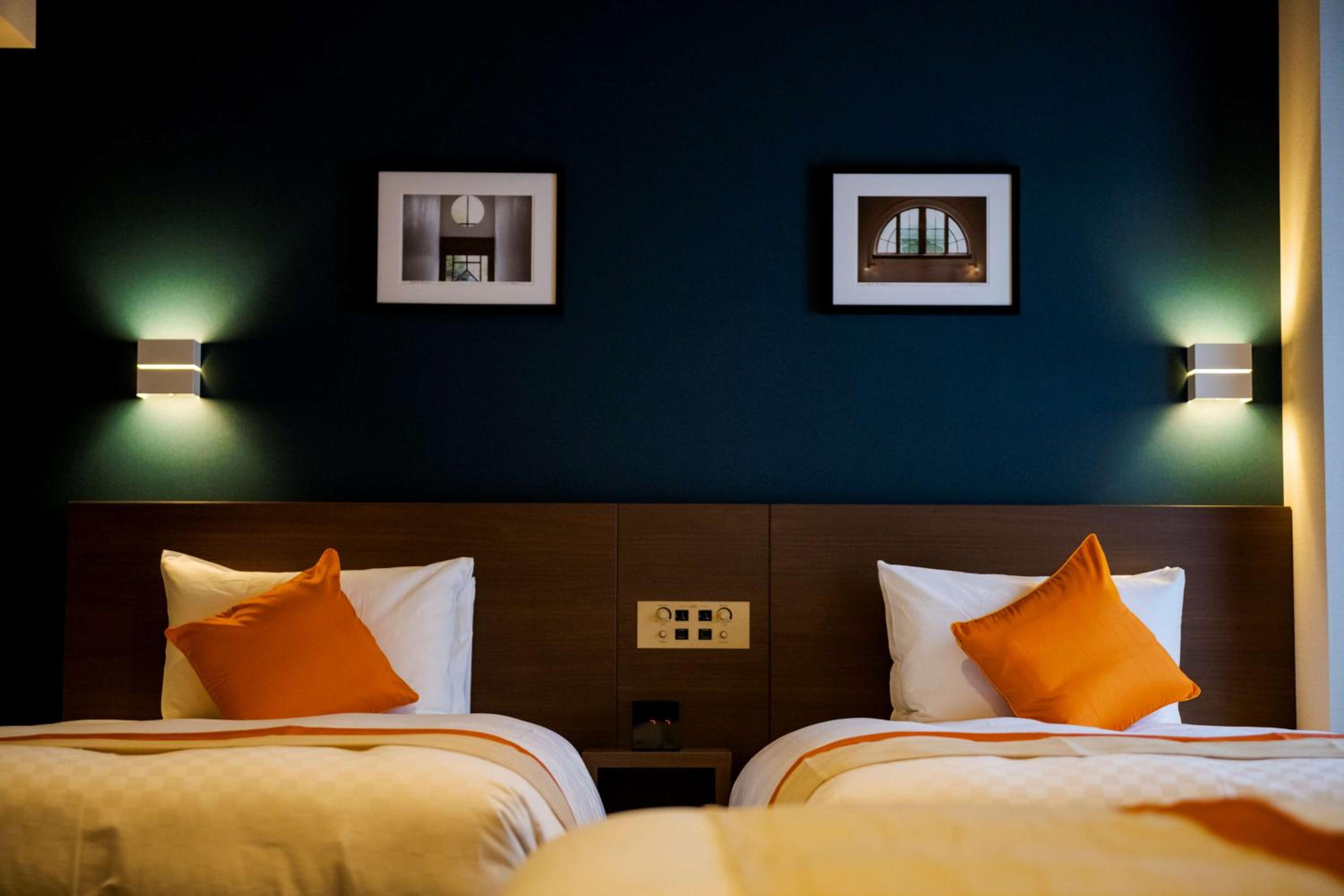 Quadruple Room with four single beds photo 3