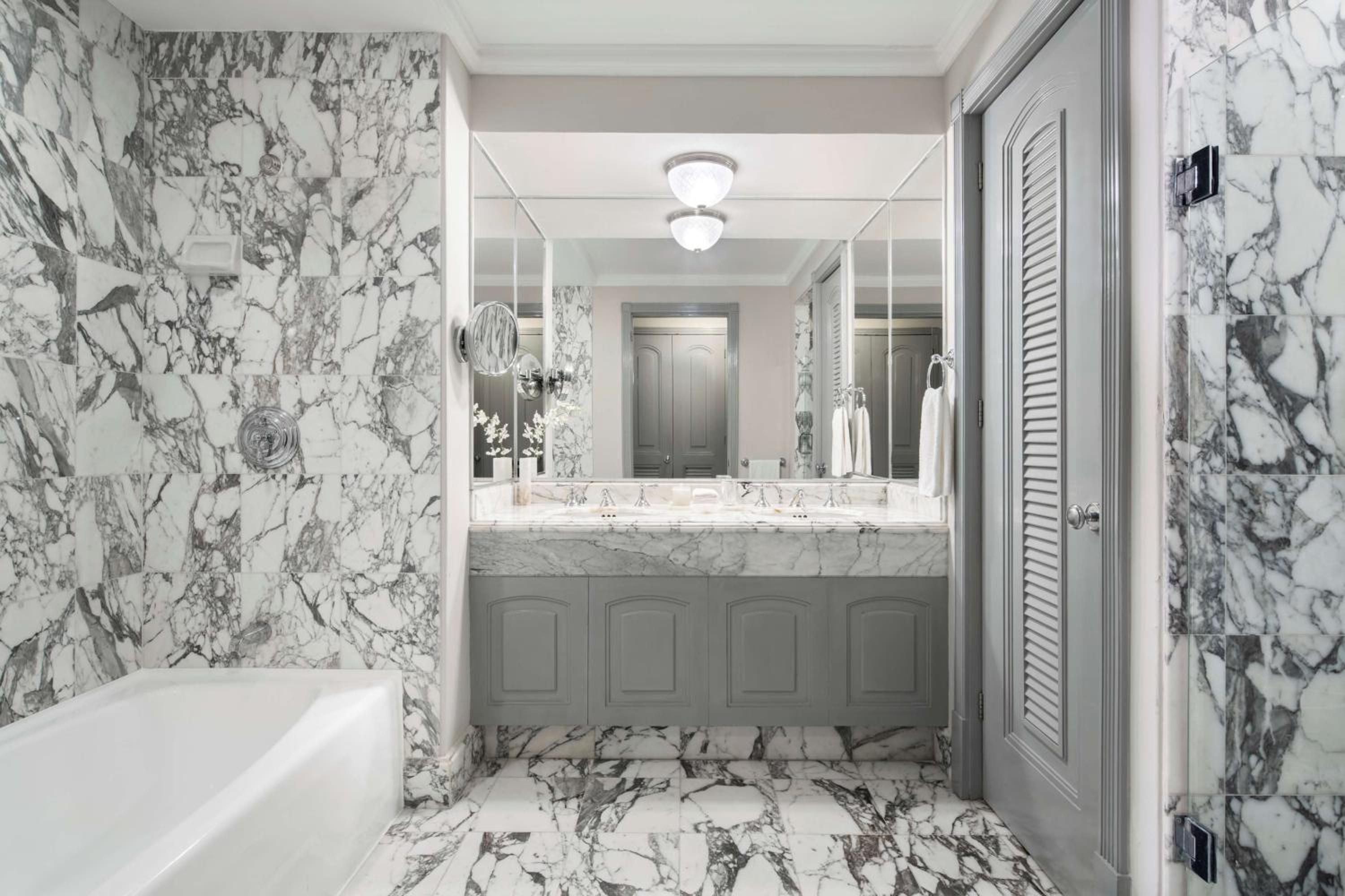 Deluxe Seafront King Room - Photo 8