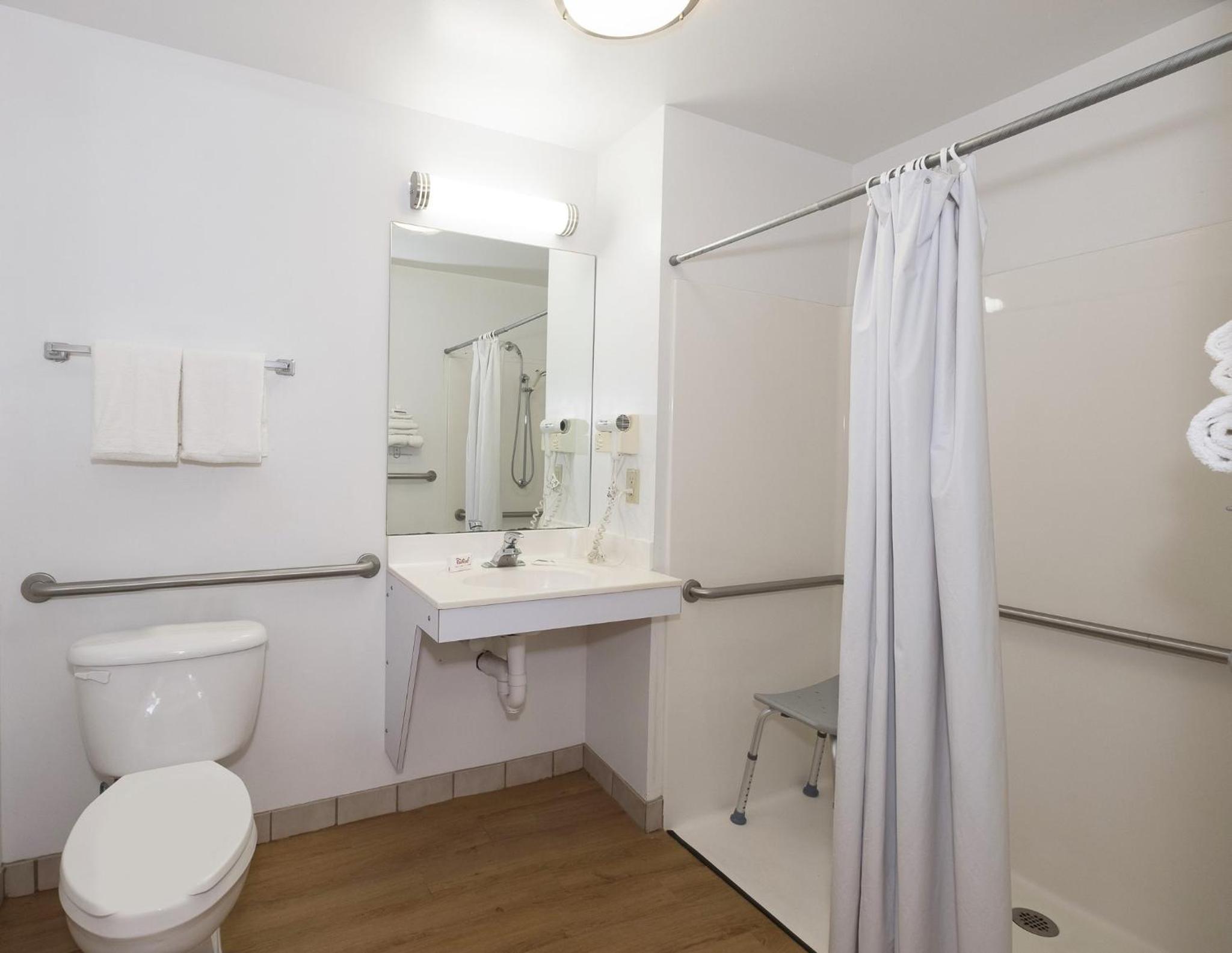 Superior King Room - Disability Access/Roll-In Shower Non-Smoking - Photo 3