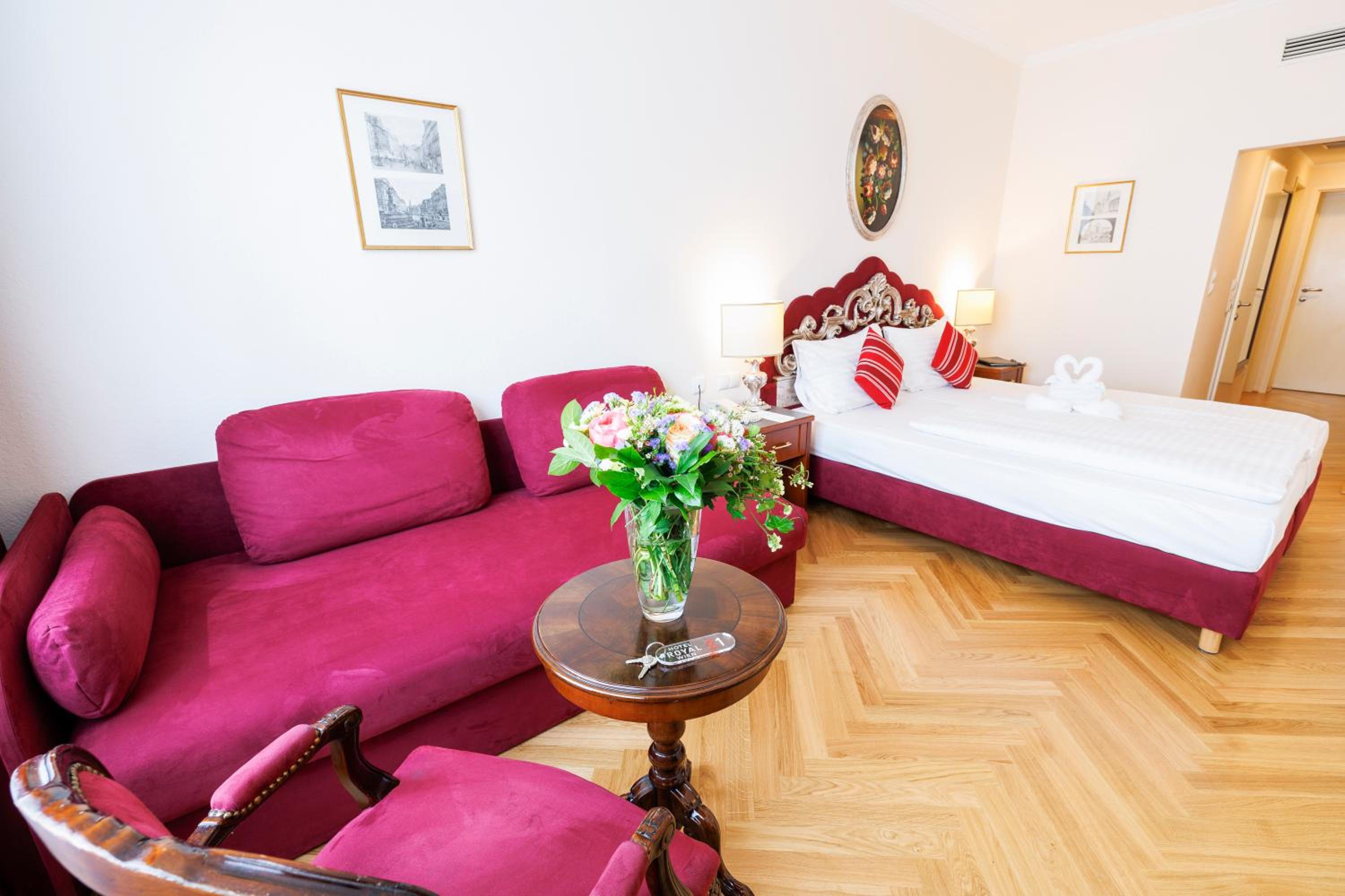 Superior Double Room thumbnail 5