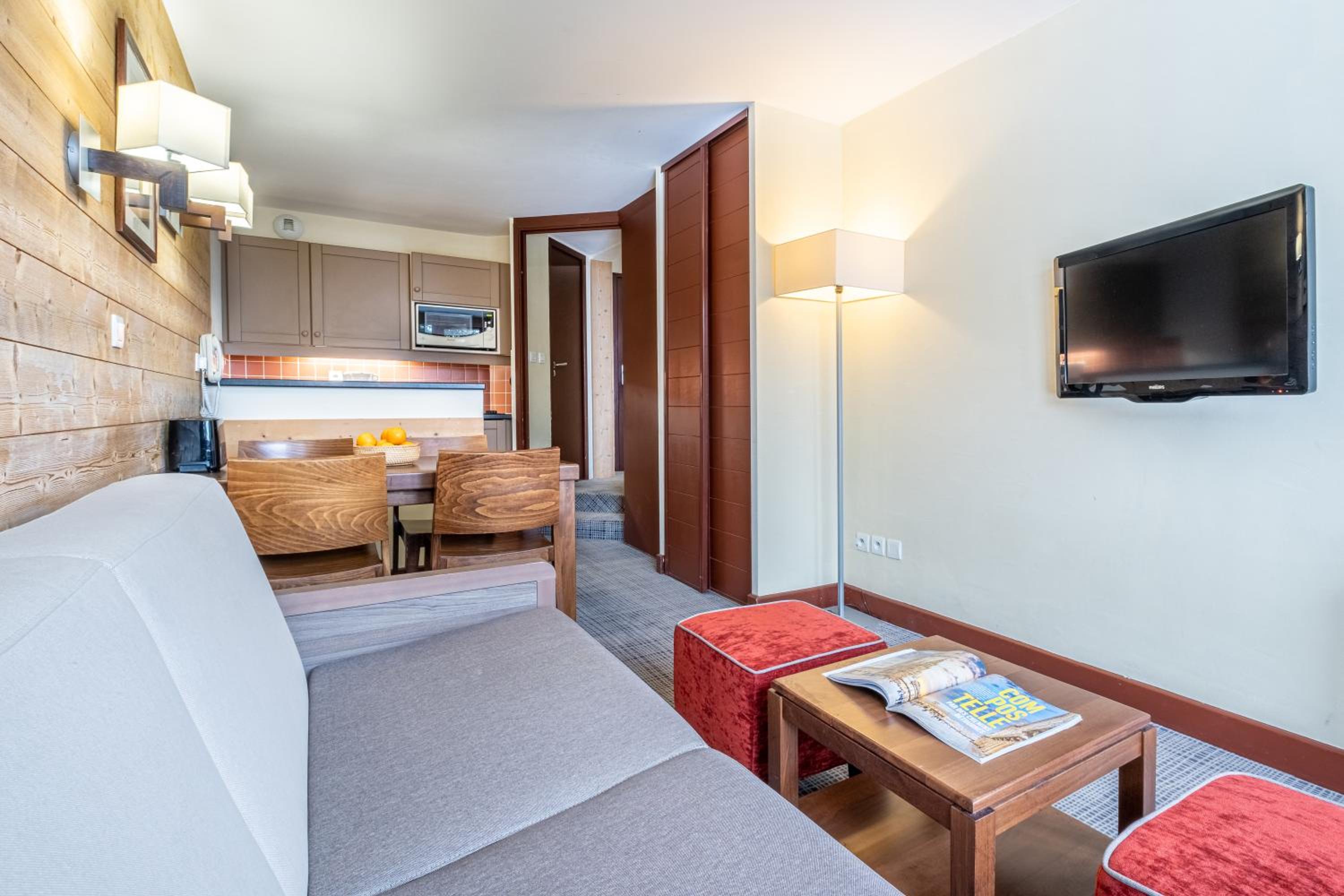 One-Bedroom Apartment with Balcony and Mountain View (4 People)