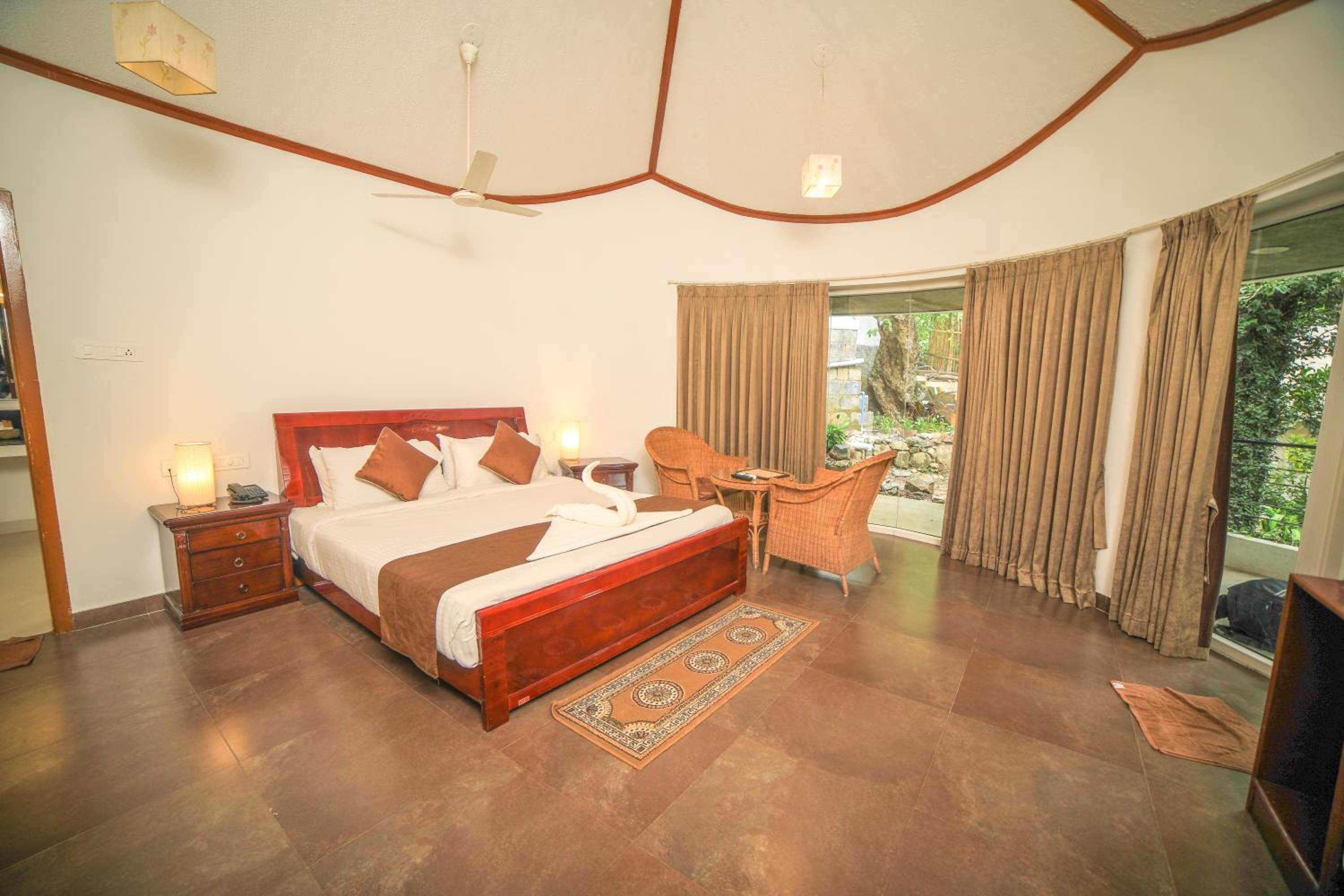 Deluxe King Room - Photo 5