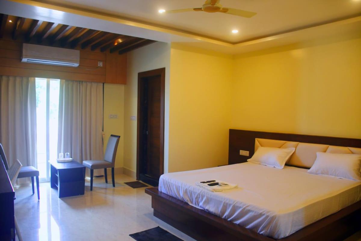 Deluxe King Room photo 2