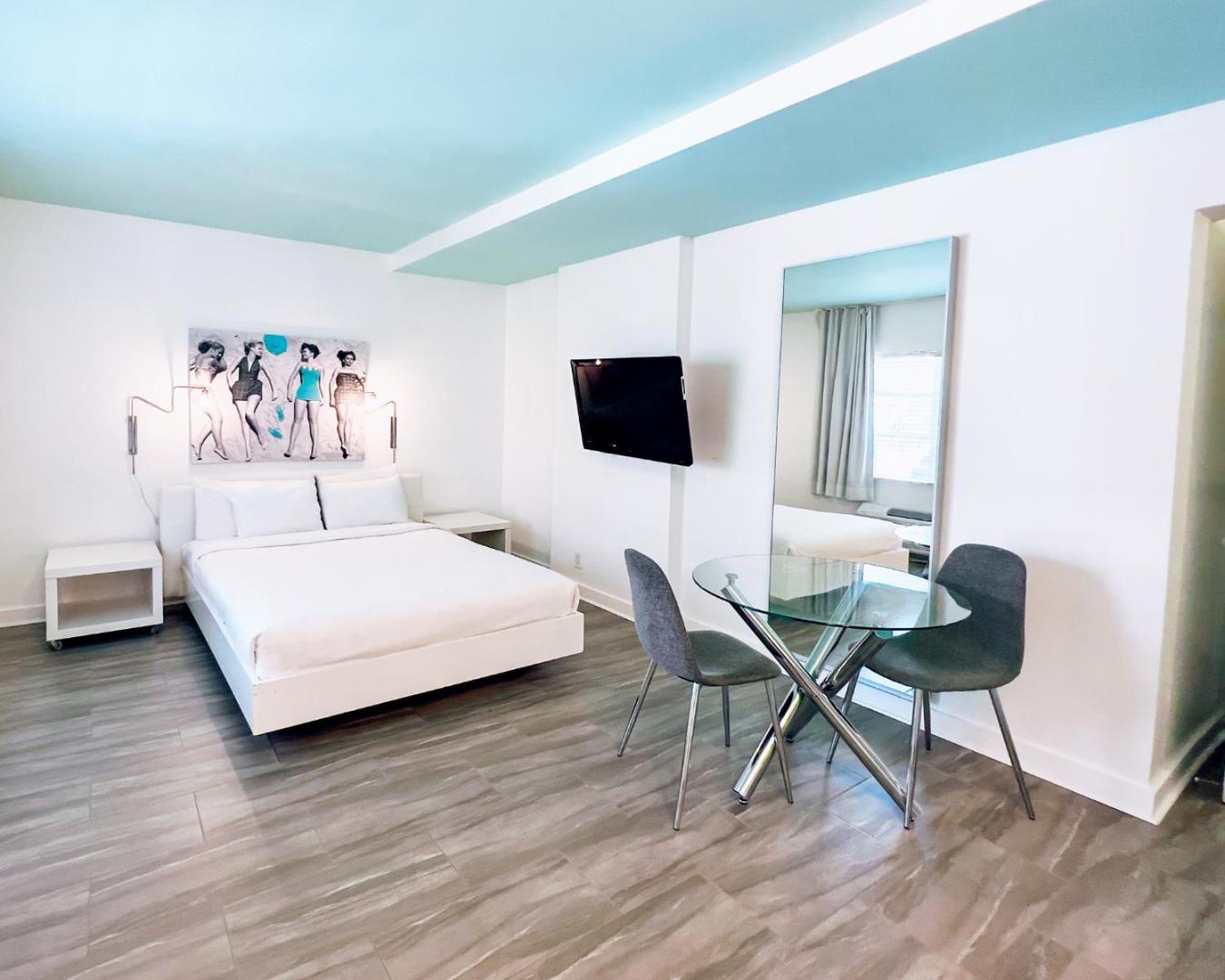 Deluxe Queen Studio - Accessible - Photo 1