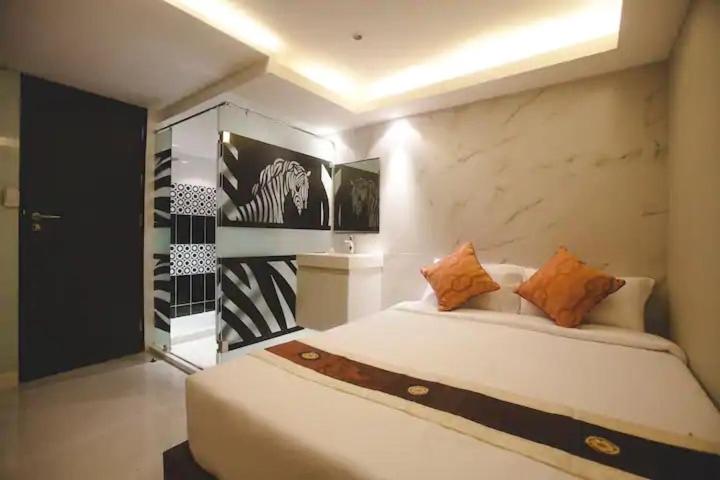 Deluxe Room - No window photo 2