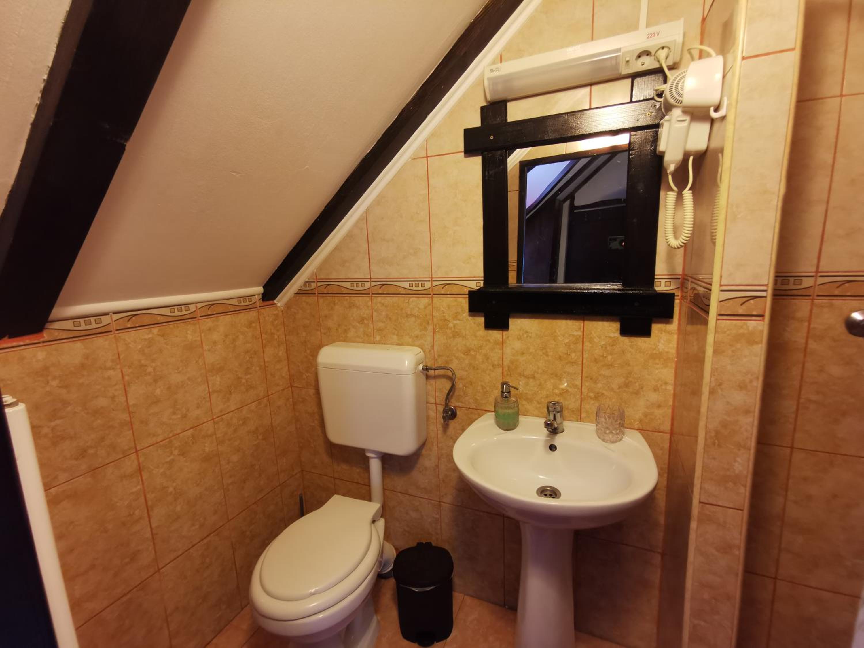 Classic Triple Room - Photo 11