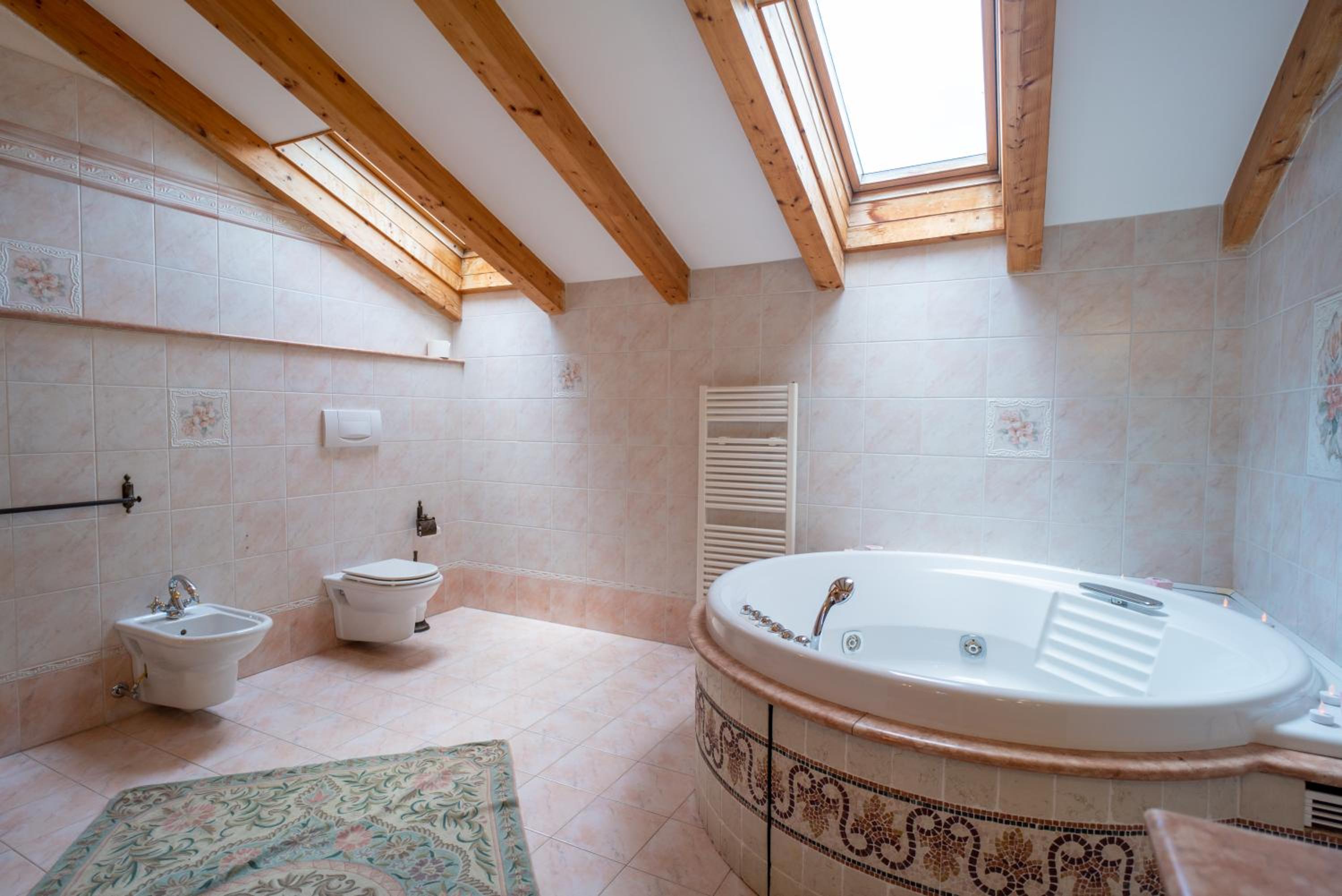 Deluxe Suite with Spa Bath - Photo 21