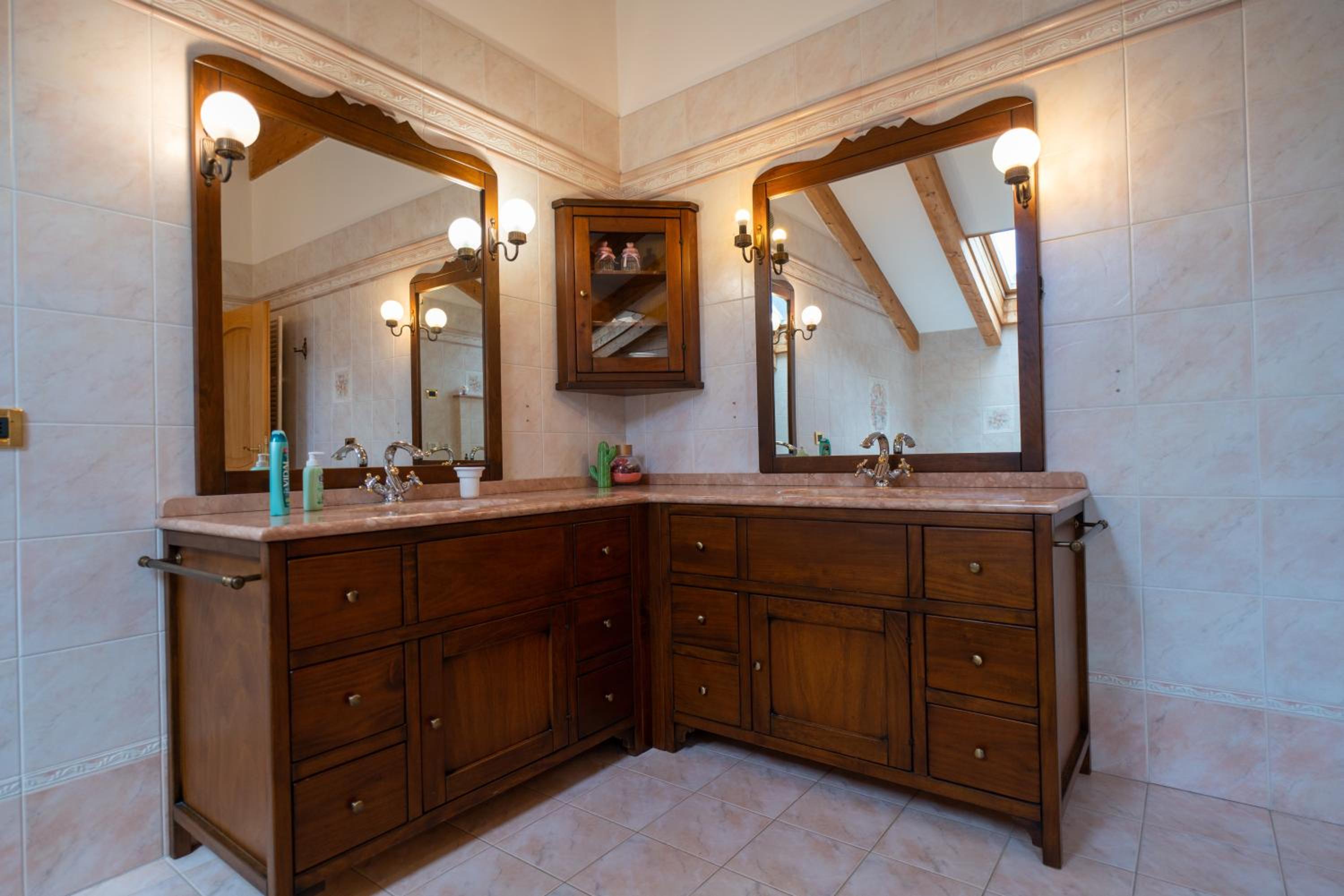 Deluxe Suite with Spa Bath - Photo 20