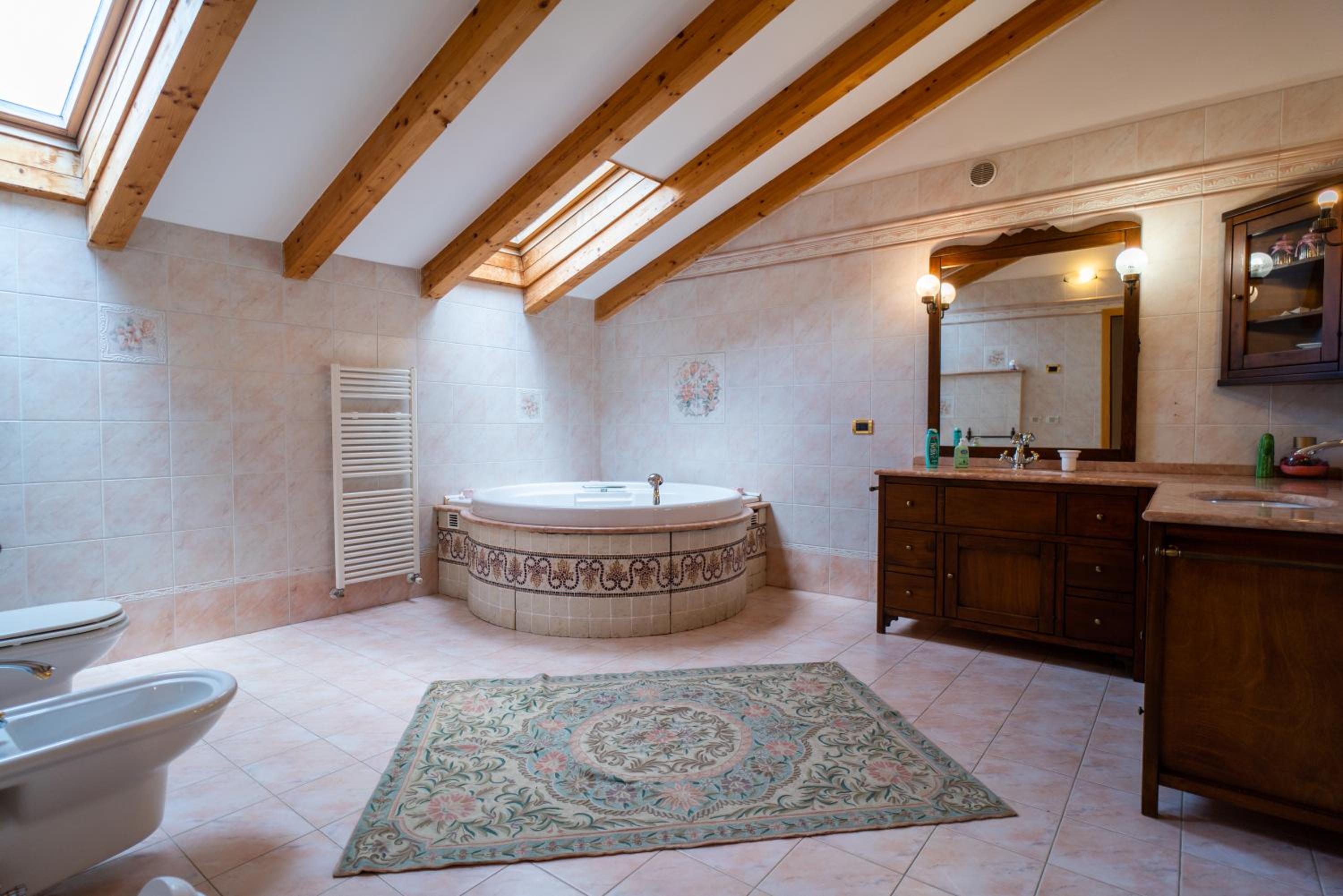 Deluxe Suite with Spa Bath - Photo 19