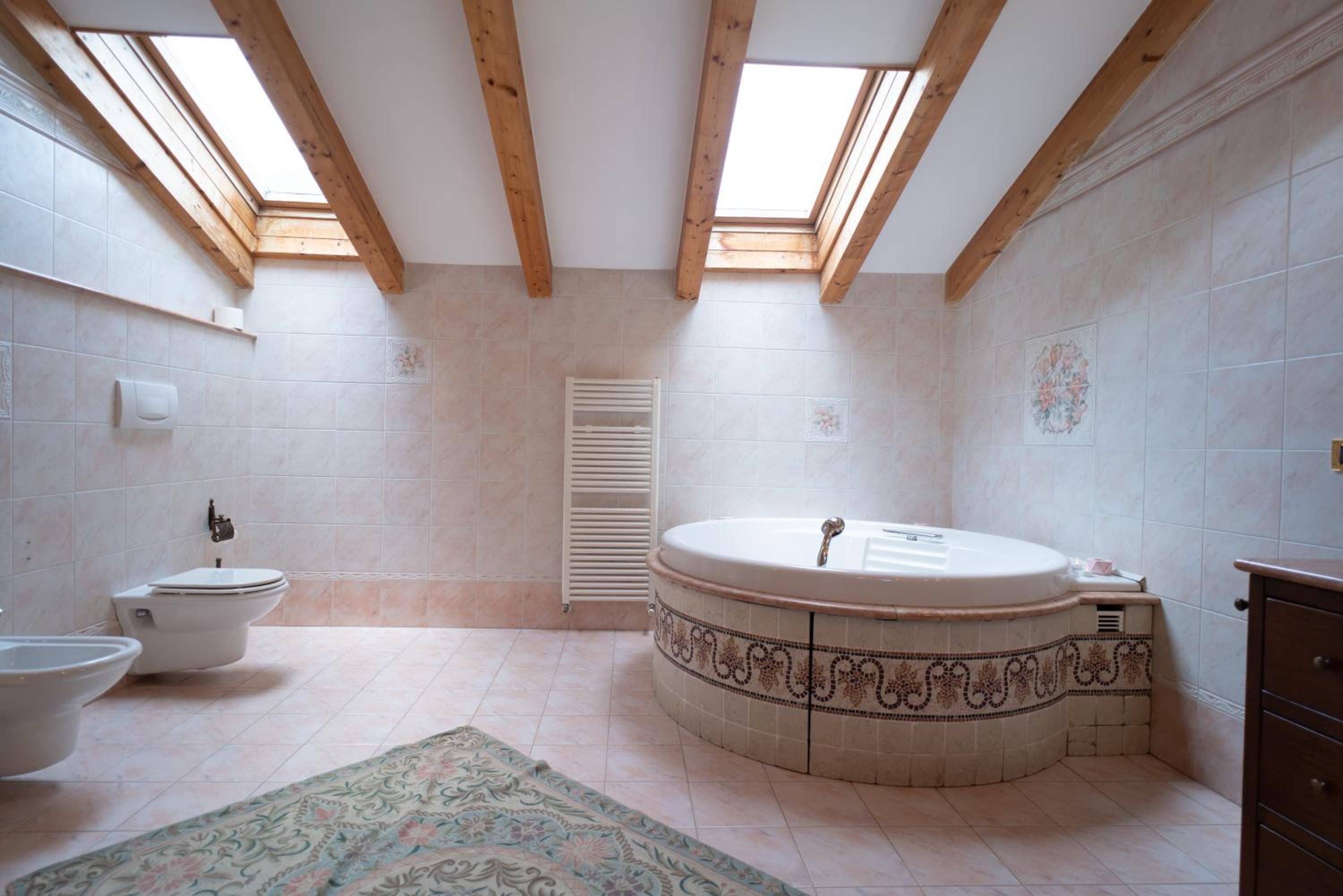 Deluxe Suite with Spa Bath - Photo 13