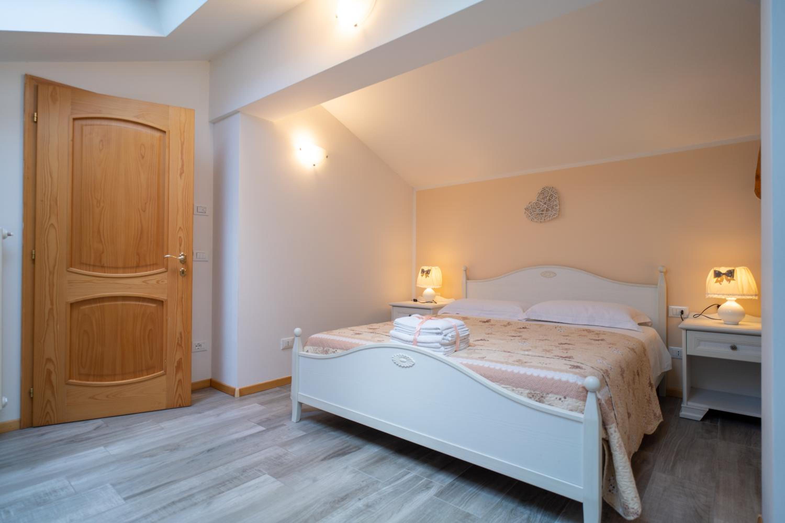Deluxe Suite with Spa Bath - Photo 12