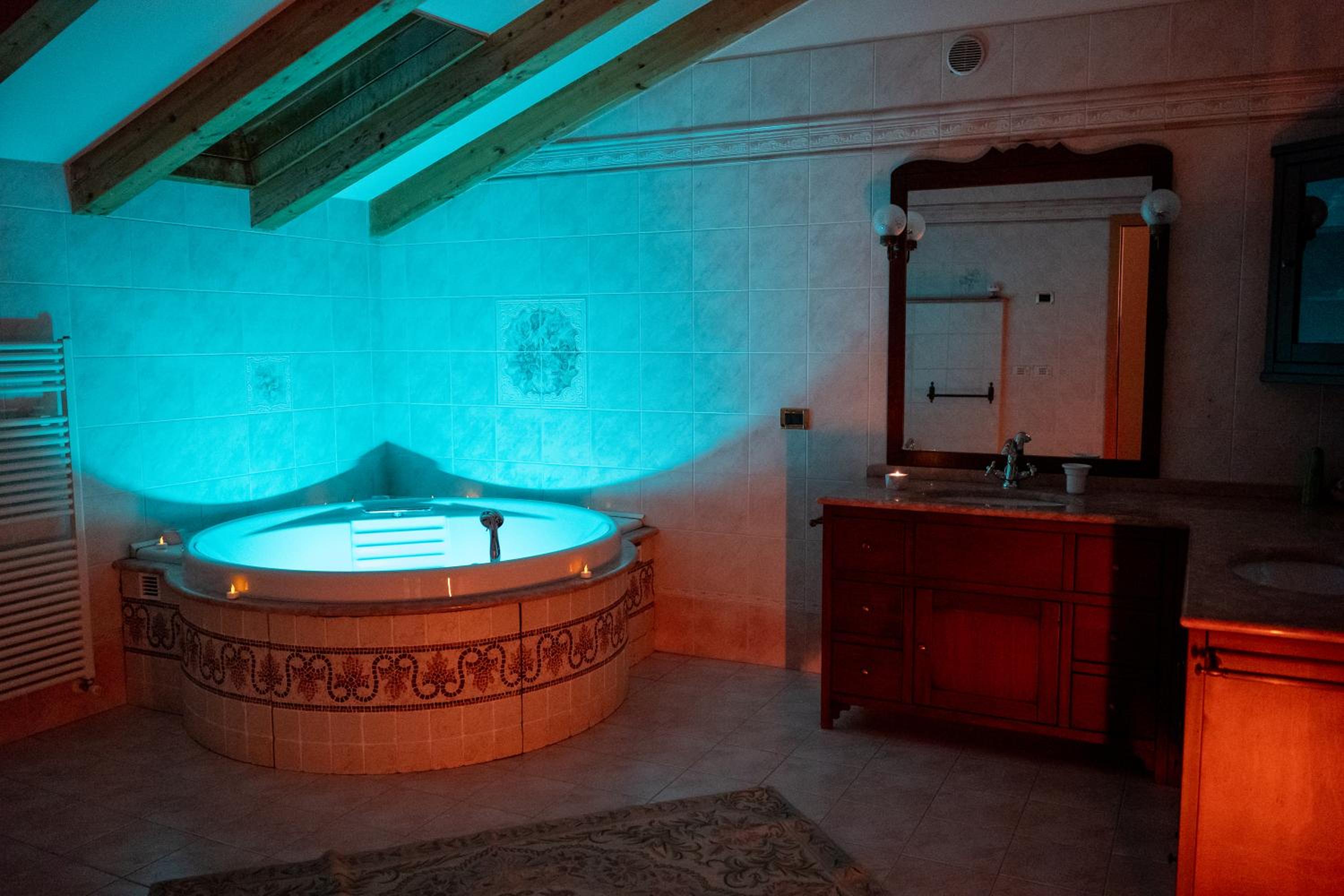Deluxe Suite with Spa Bath - Photo 11