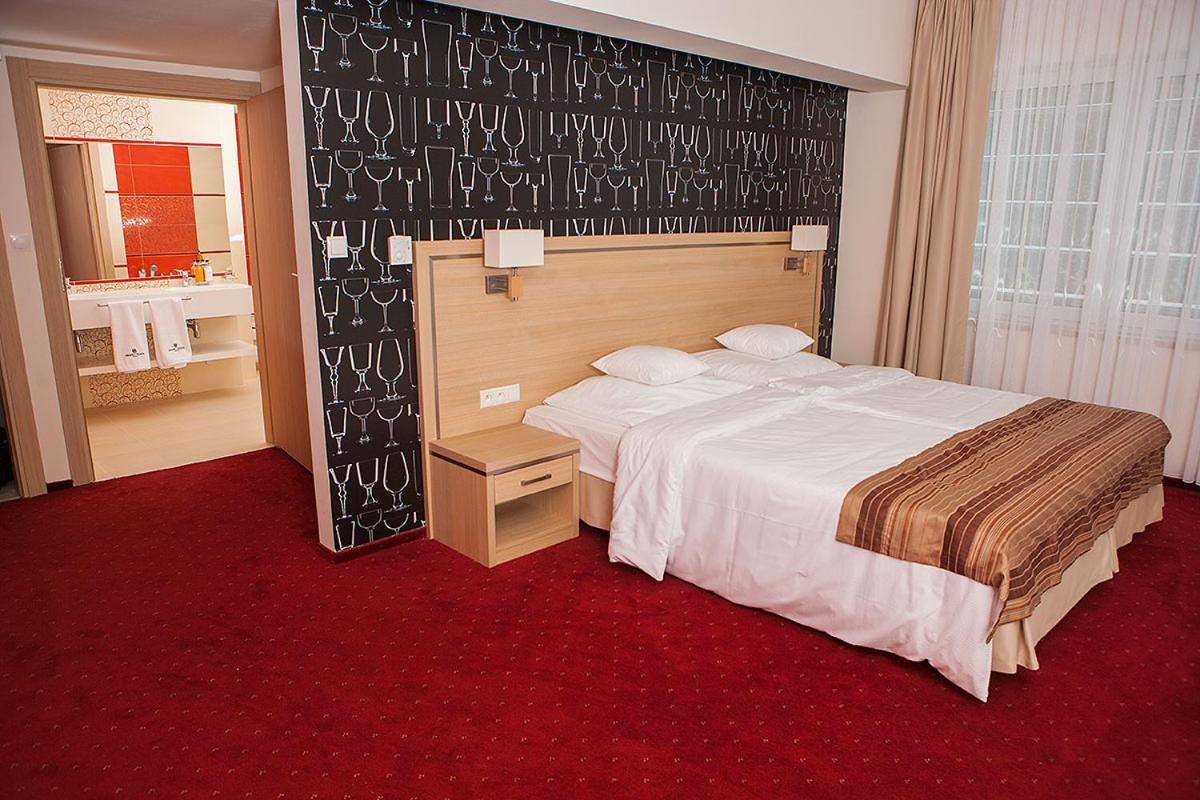 King Suite with Spa Bath photo 1