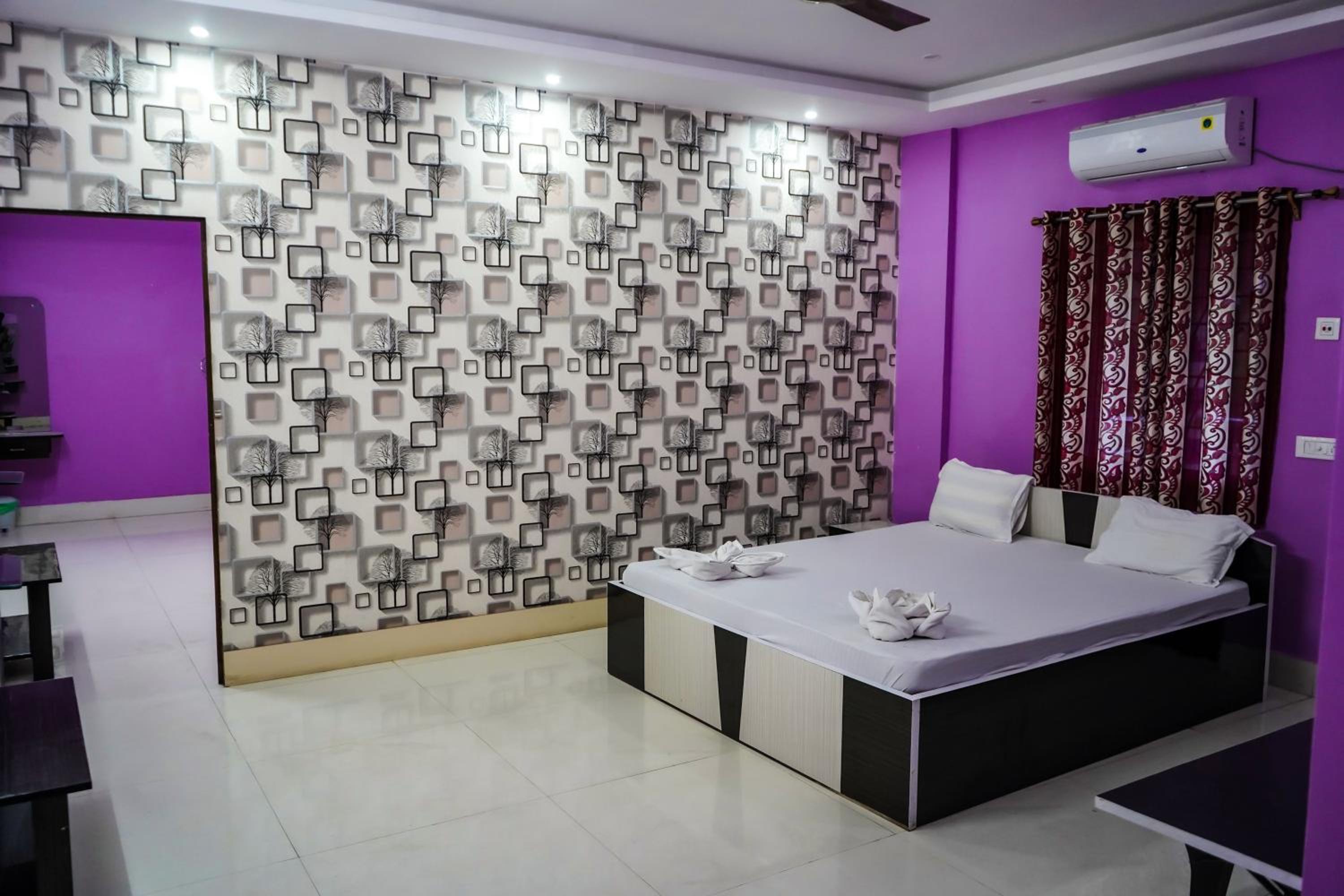 Deluxe Double Room with Balcony - Photo 20