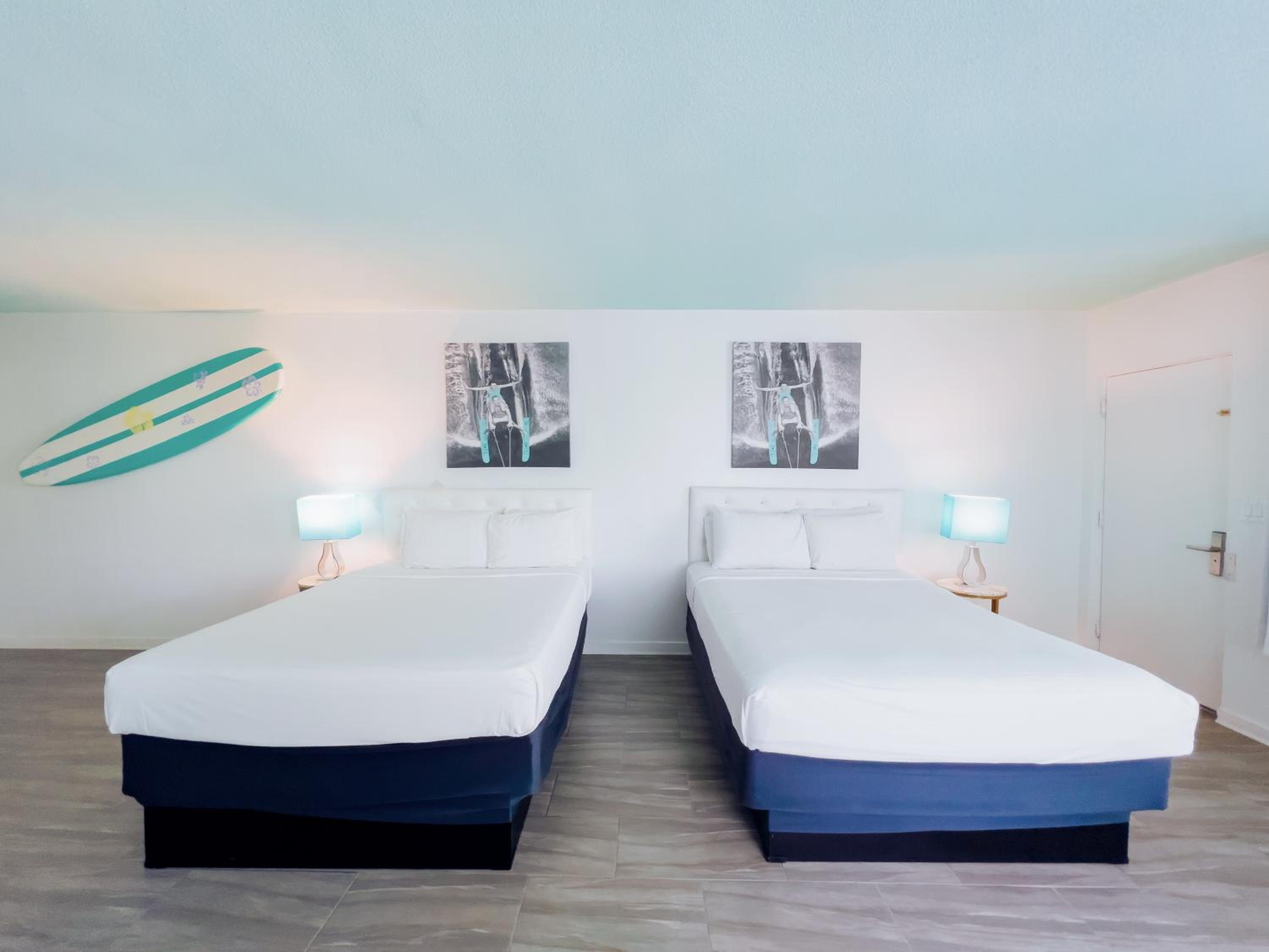 One-Bedroom King Suite with Two Queen Beds photo 2