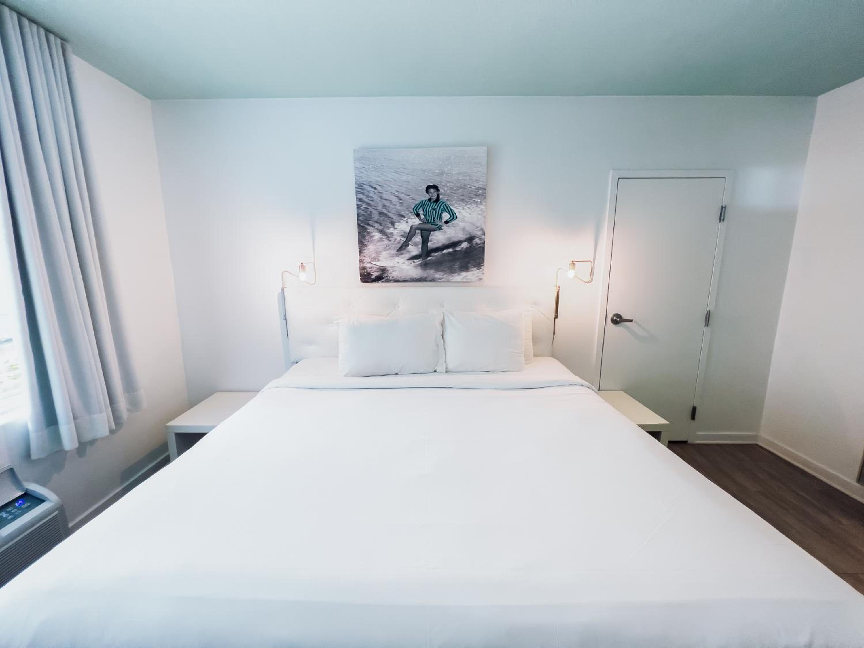 One-Bedroom King Suite with Two Queen Beds photo 3