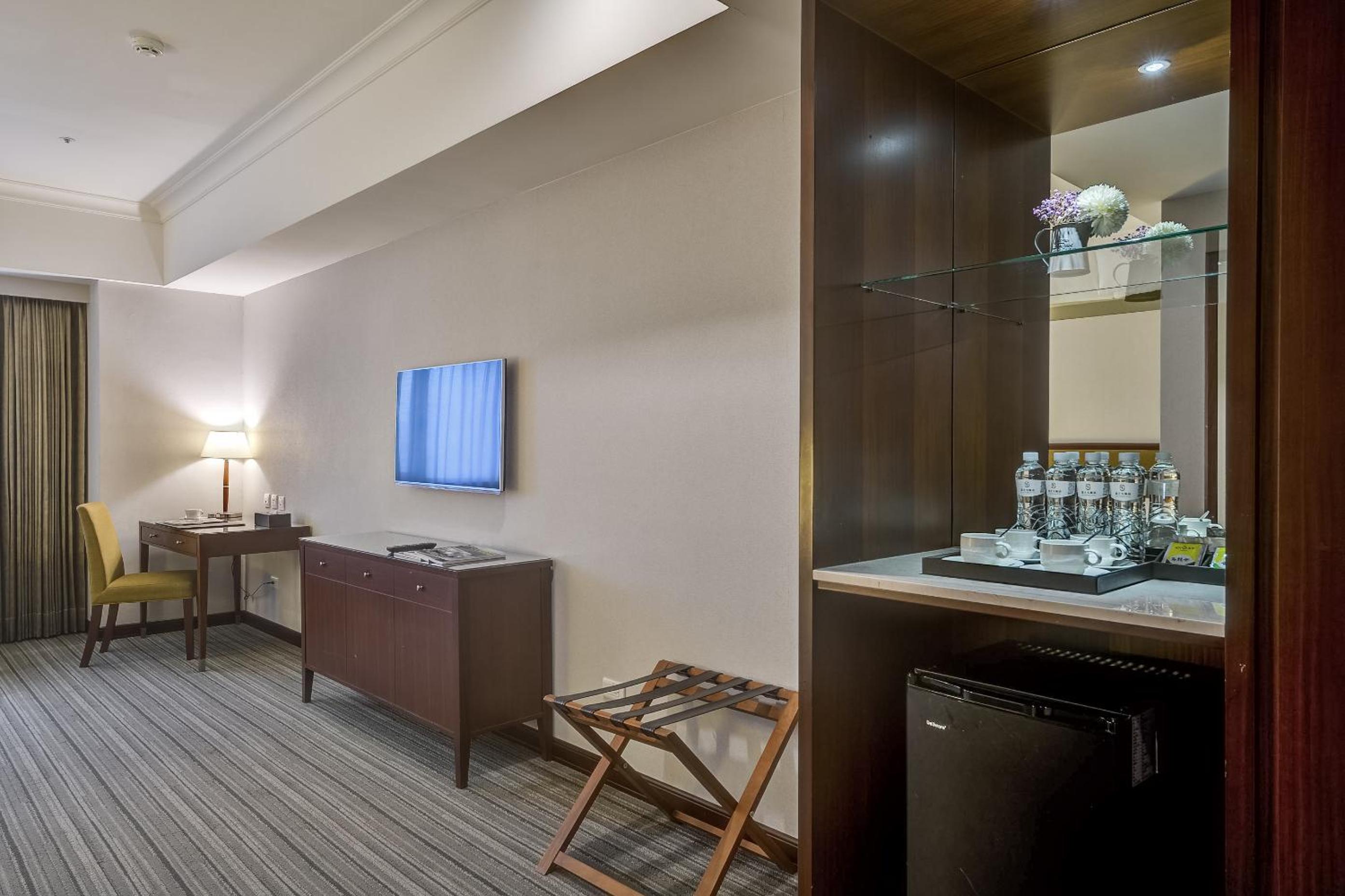 Superior Family Room - Photo 3