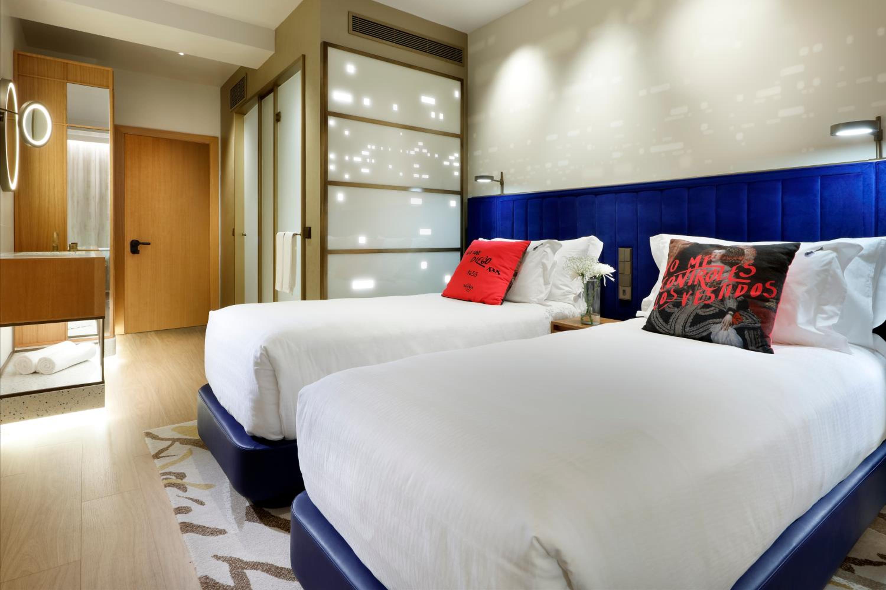 Superior Twin Room with City View - Photo 5