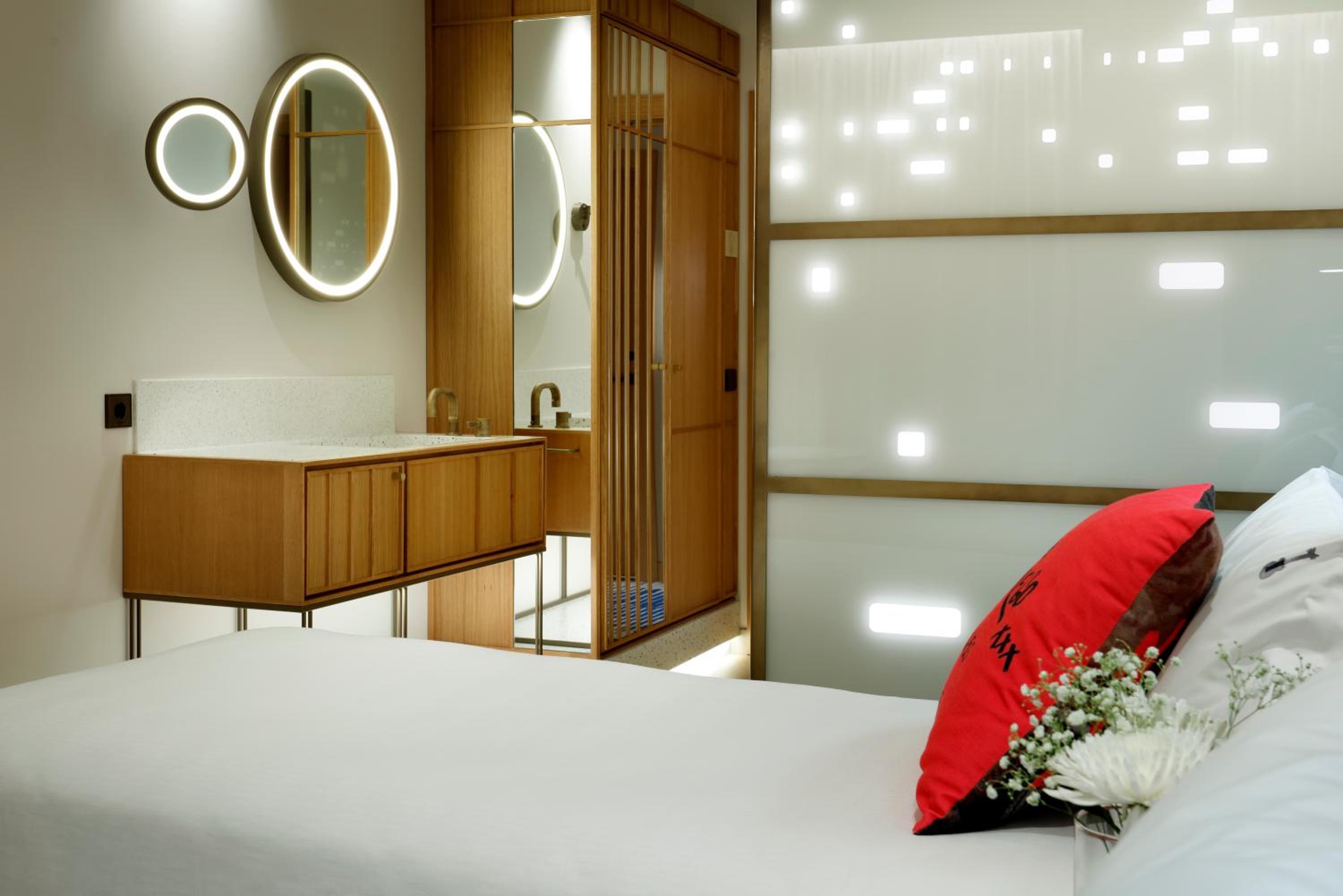 Superior Twin Room with City View - Photo 1