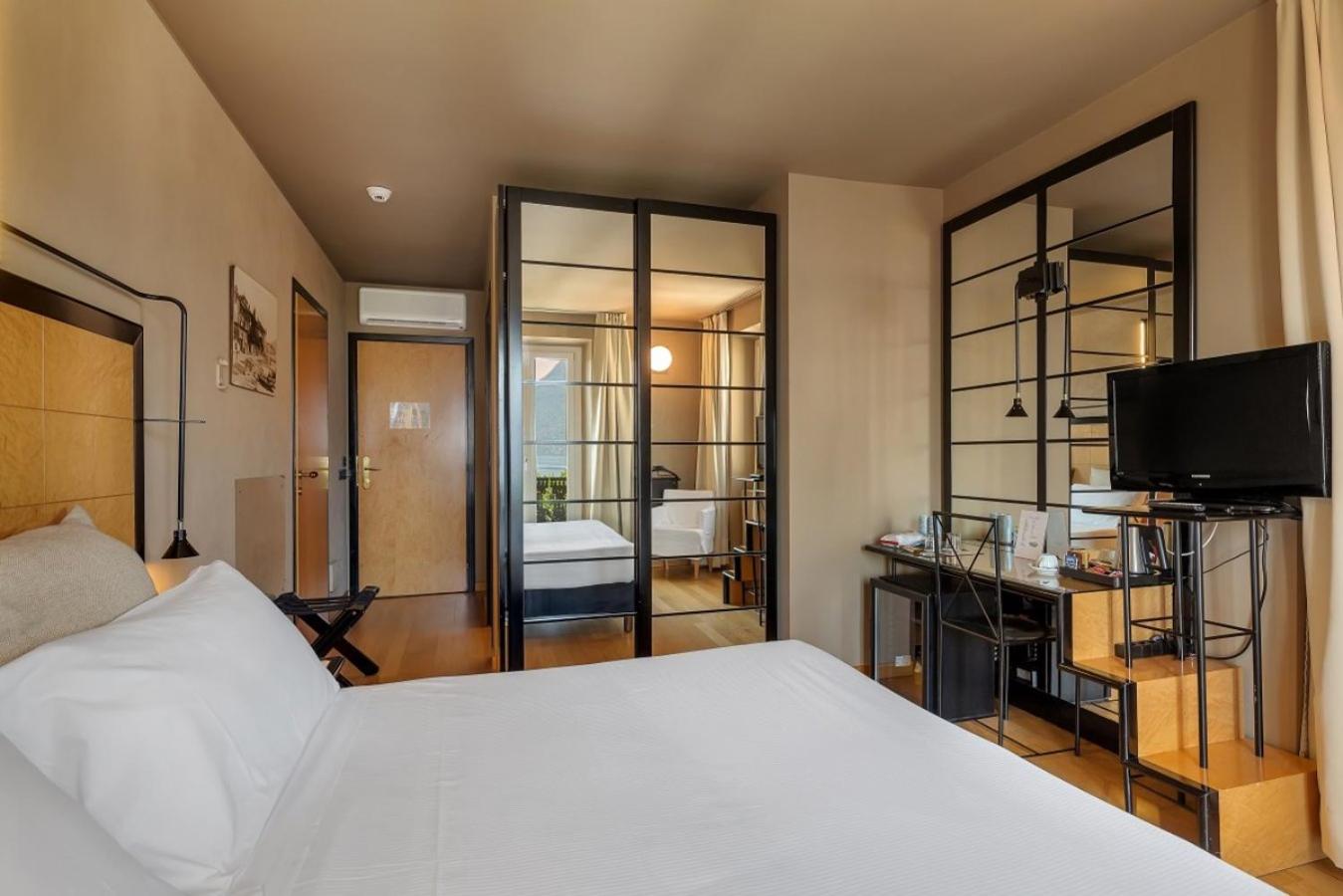 Double Room with Lake View - Photo 2