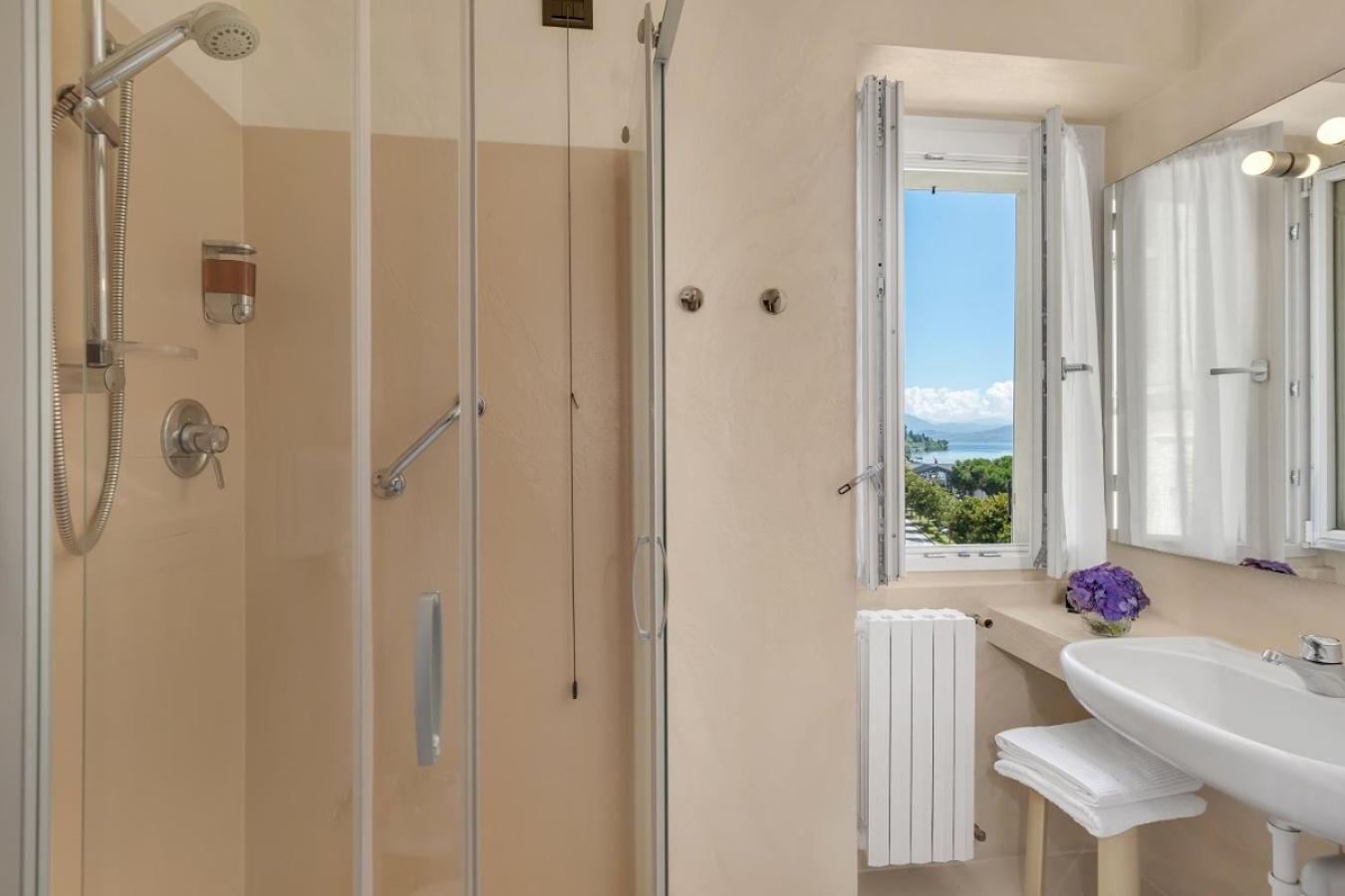 Double Room with Lake View - Photo 3
